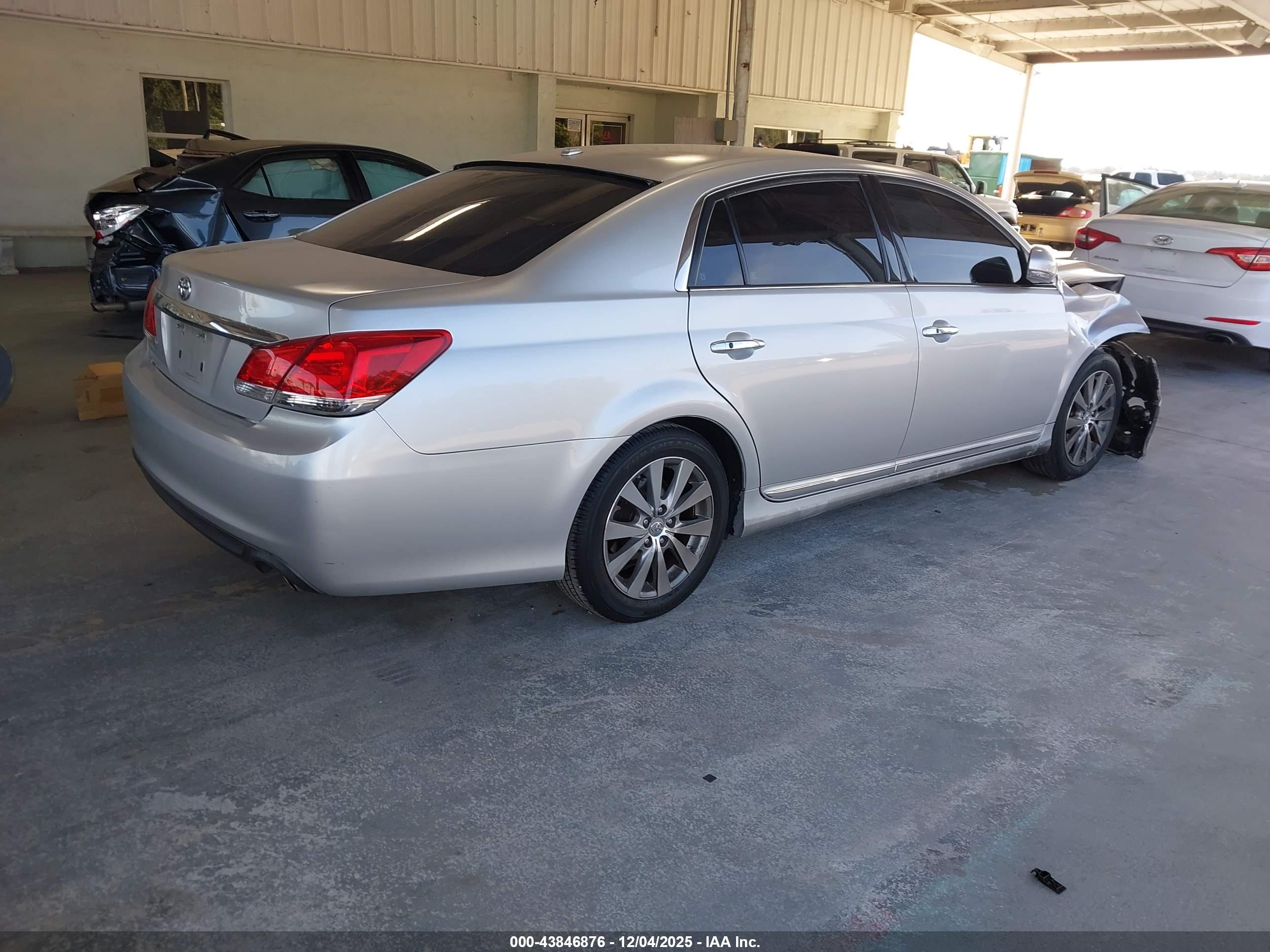 TOYOTA AVALON image 4