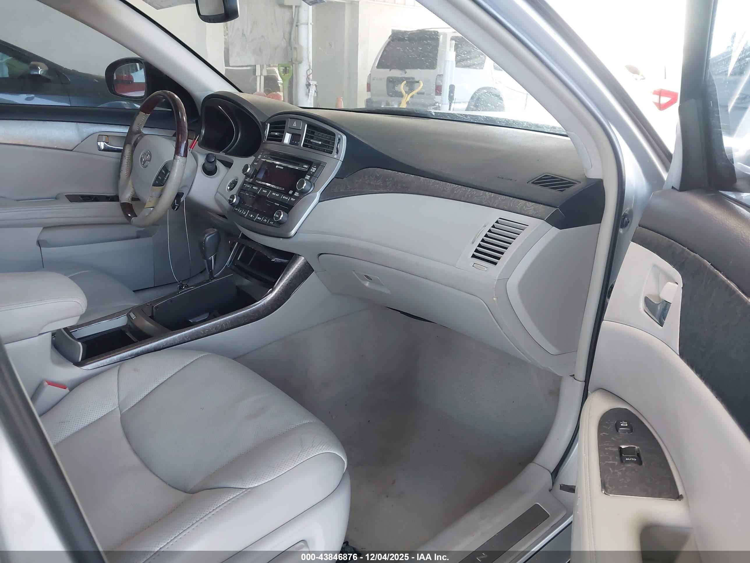 TOYOTA AVALON image 5