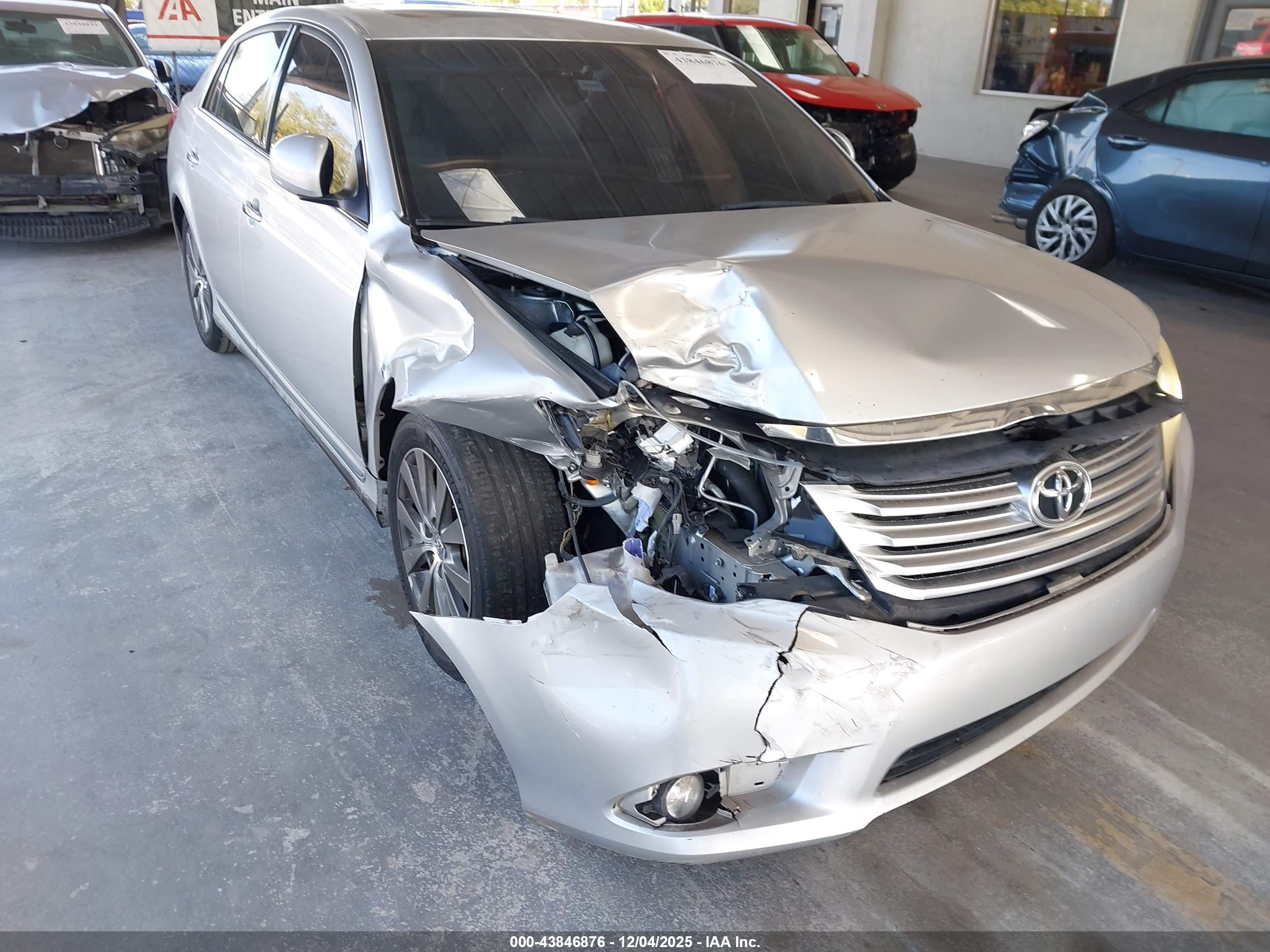 TOYOTA AVALON image 6