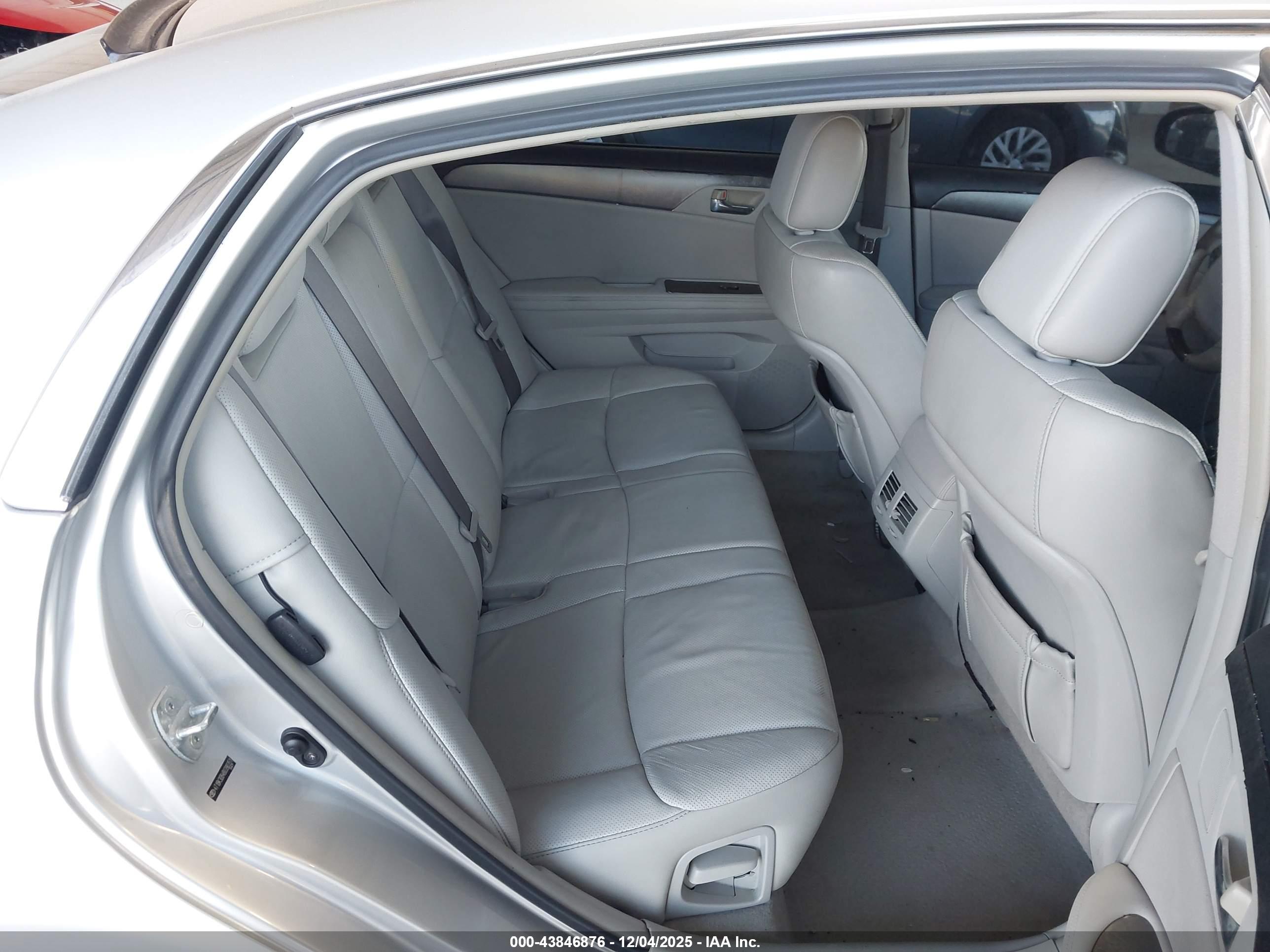 TOYOTA AVALON image 8