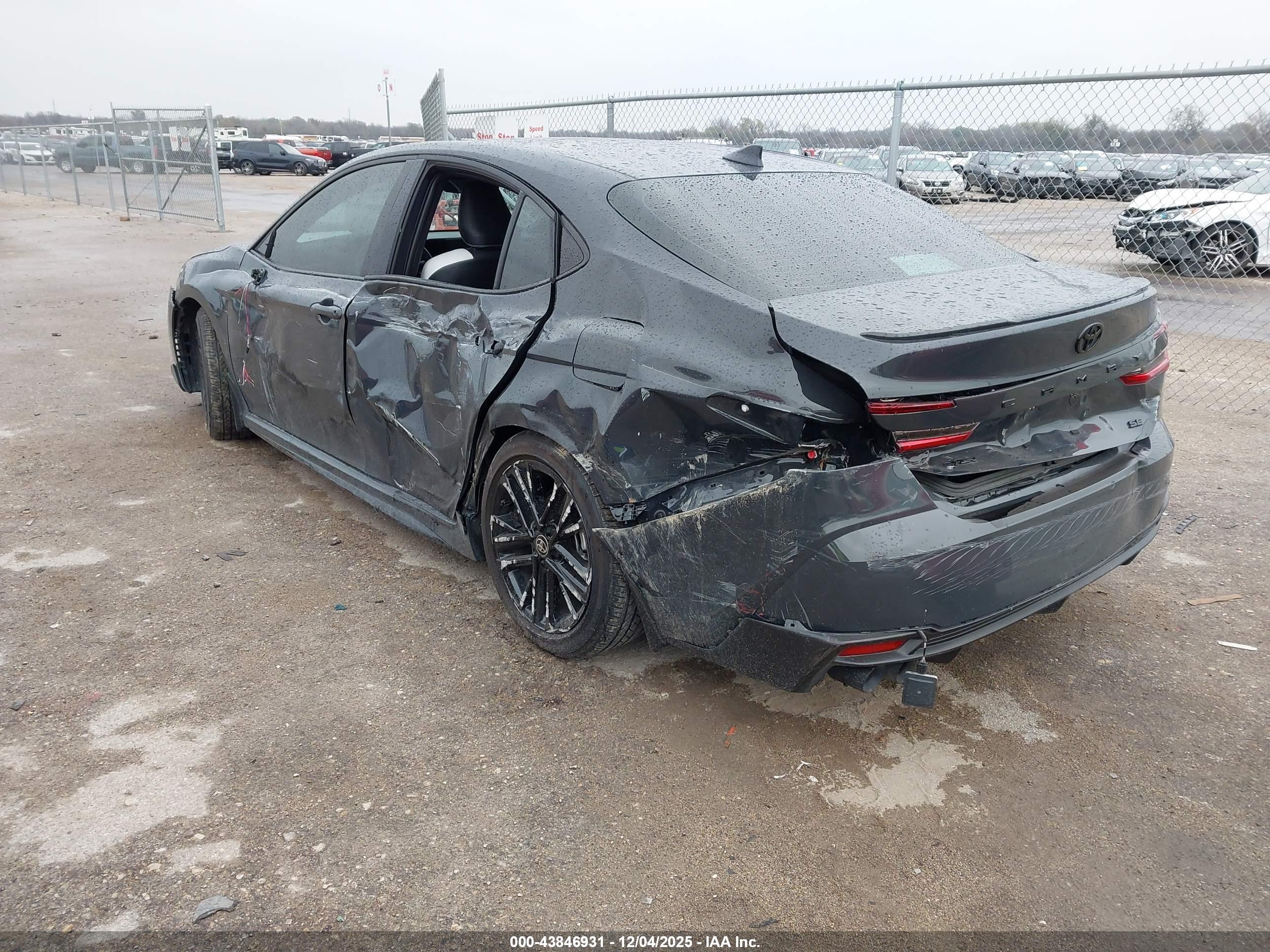 TOYOTA CAMRY image 3