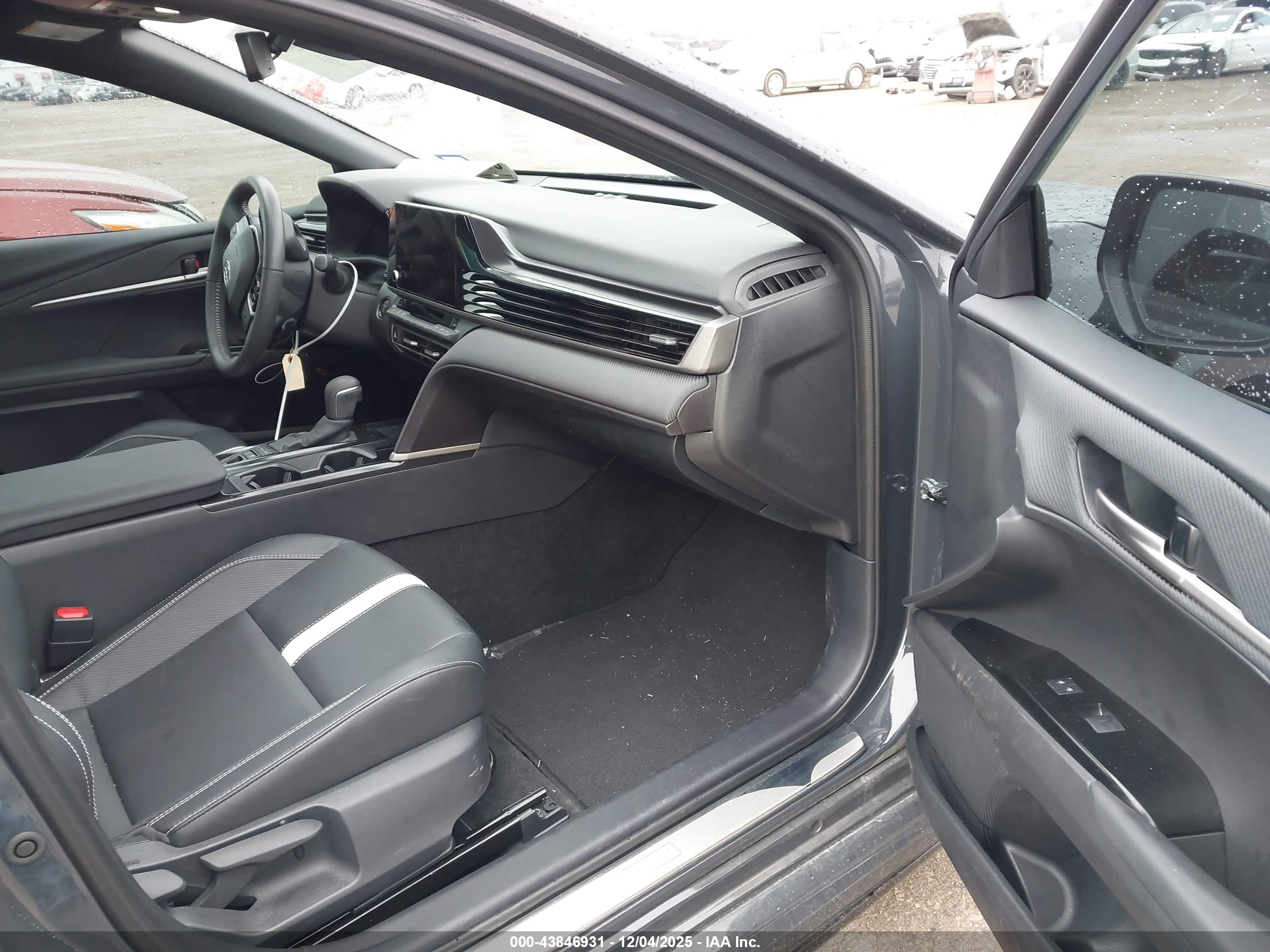 TOYOTA CAMRY image 5