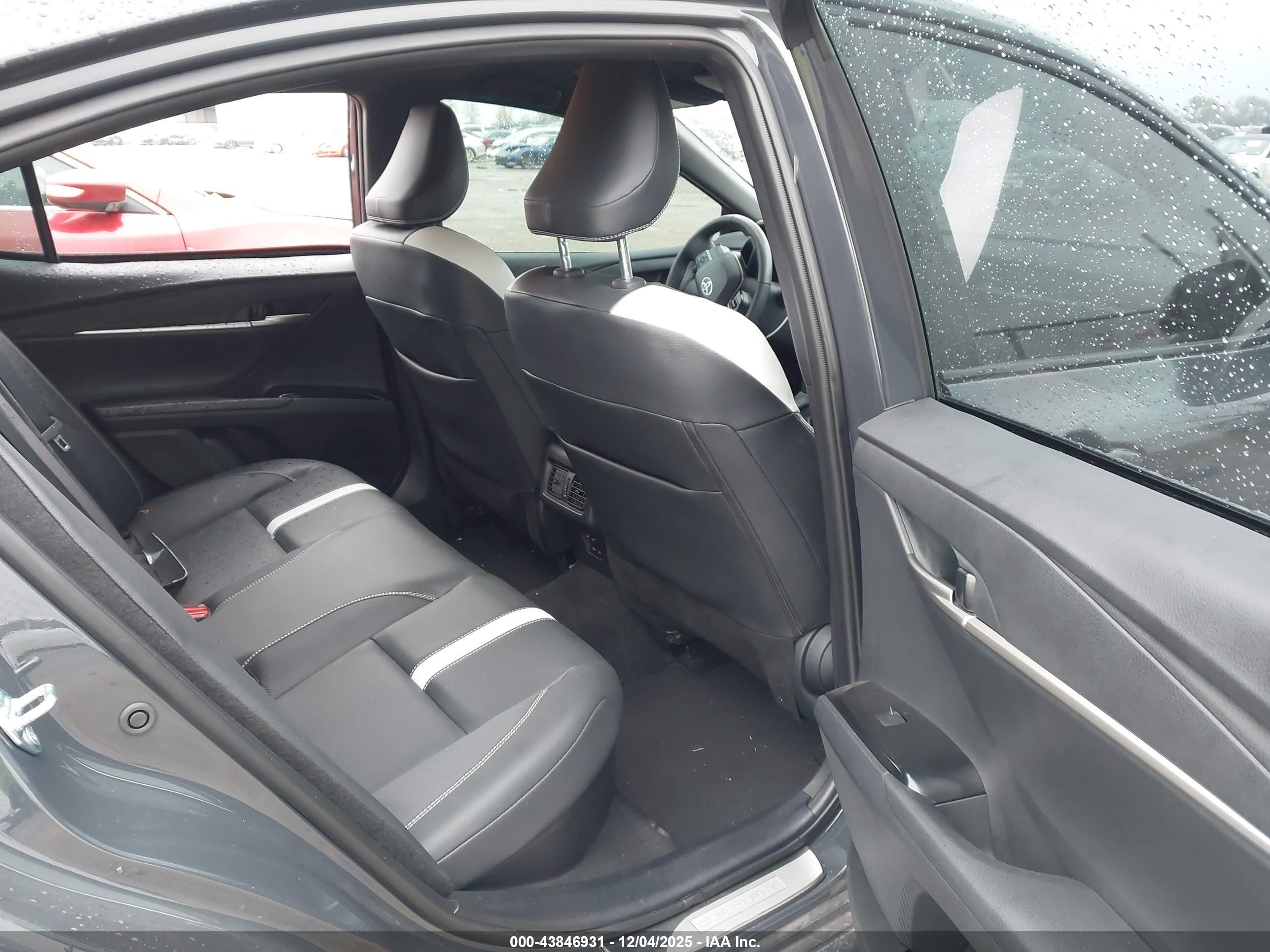TOYOTA CAMRY image 8