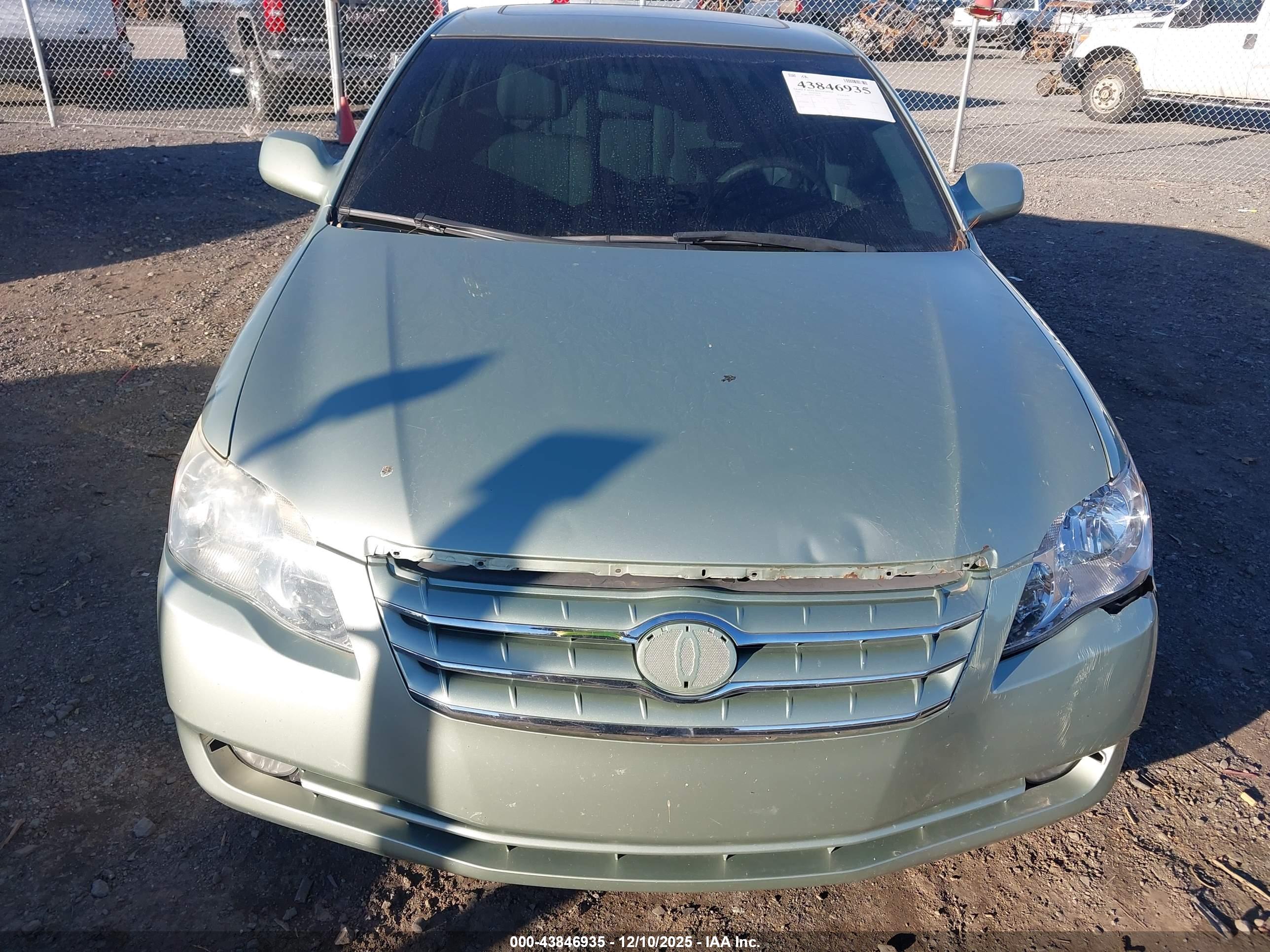 TOYOTA AVALON image 6