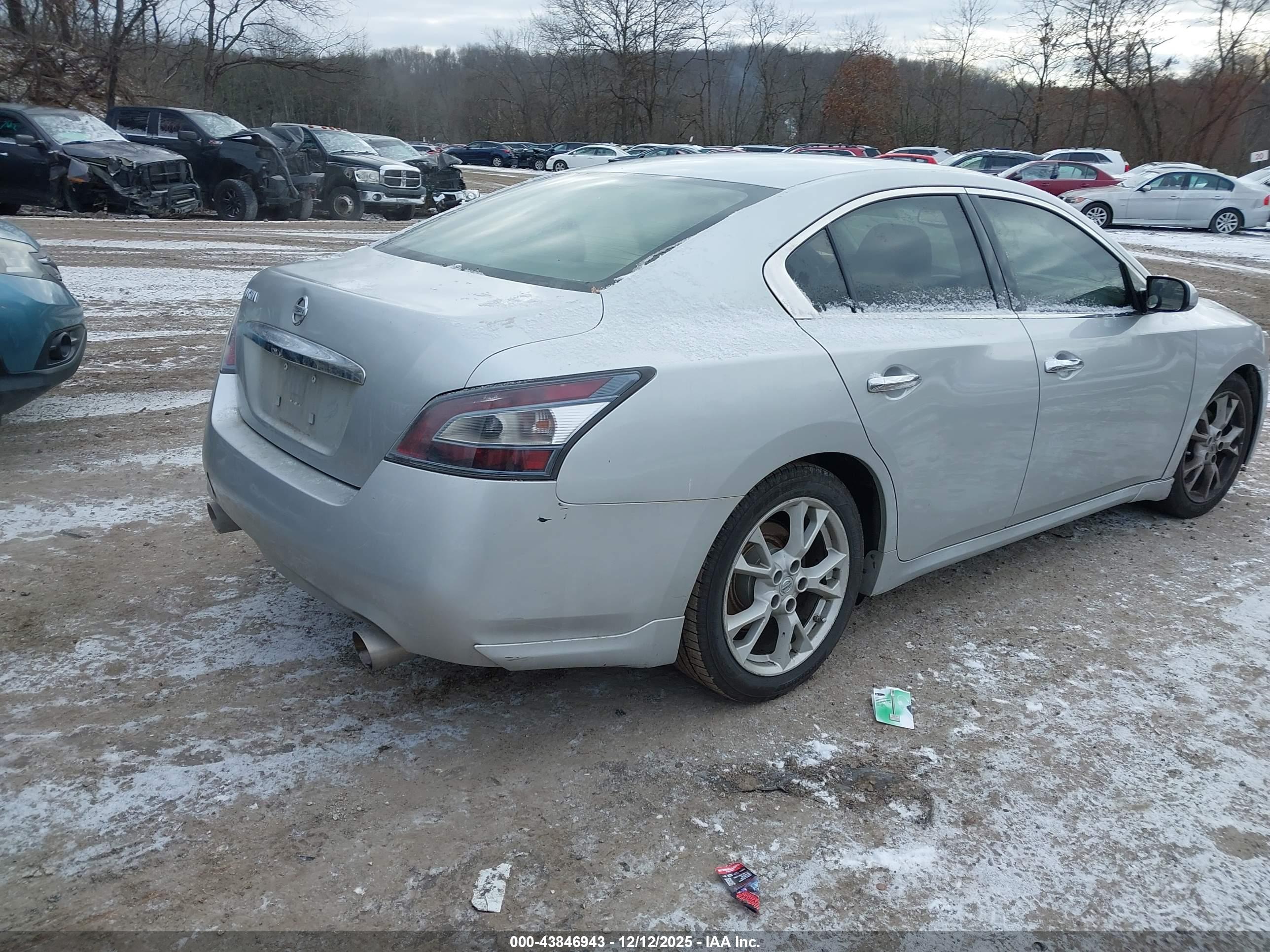NISSAN MAXIMA image 4