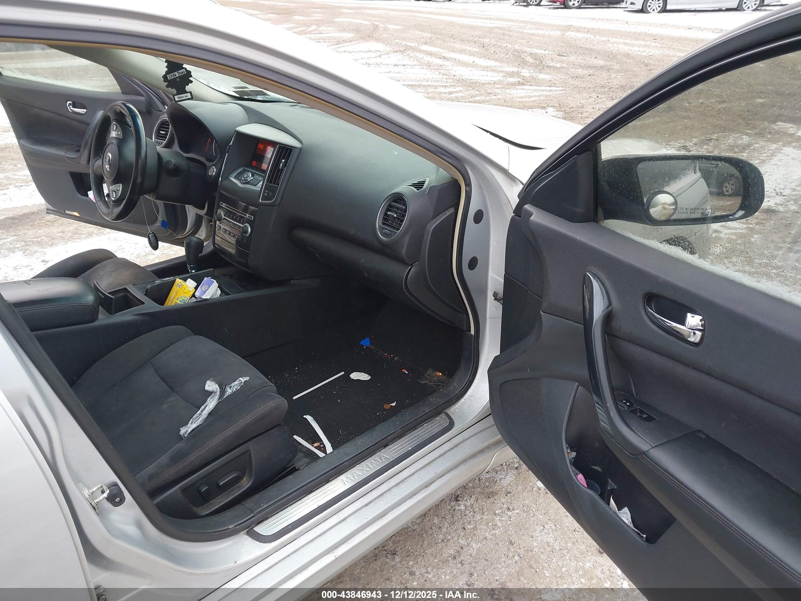 NISSAN MAXIMA image 5