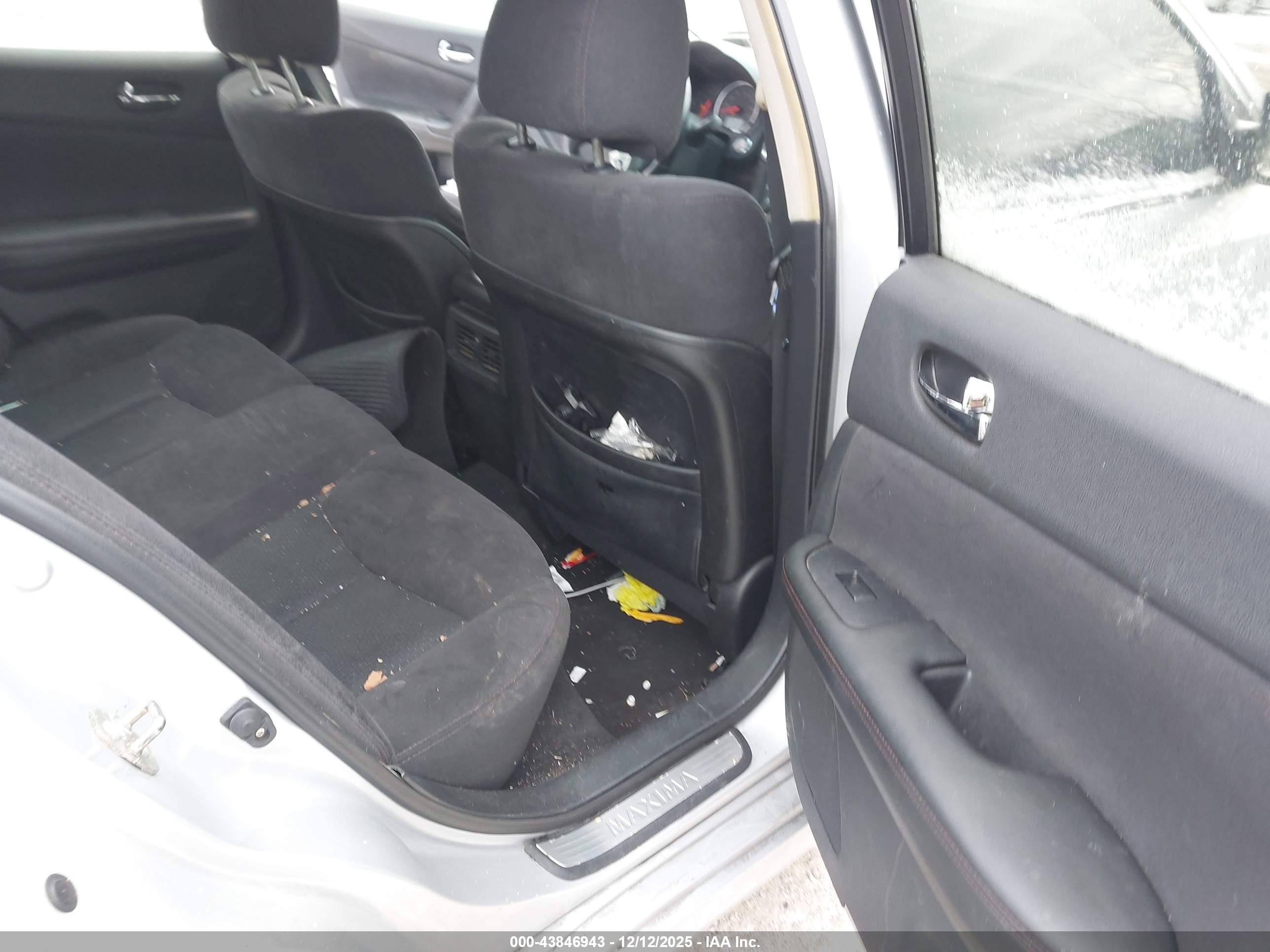 NISSAN MAXIMA image 8