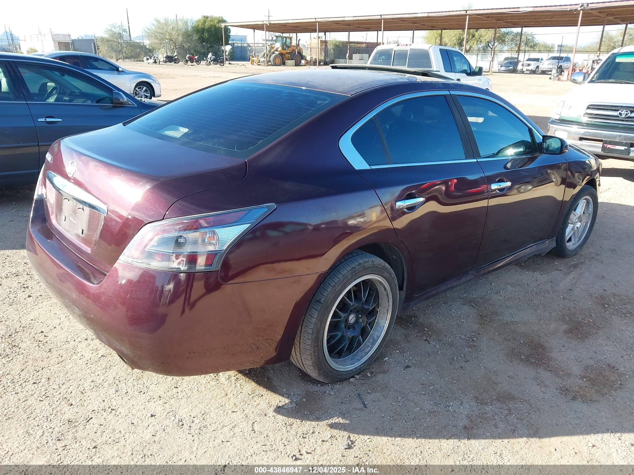 NISSAN MAXIMA image 4