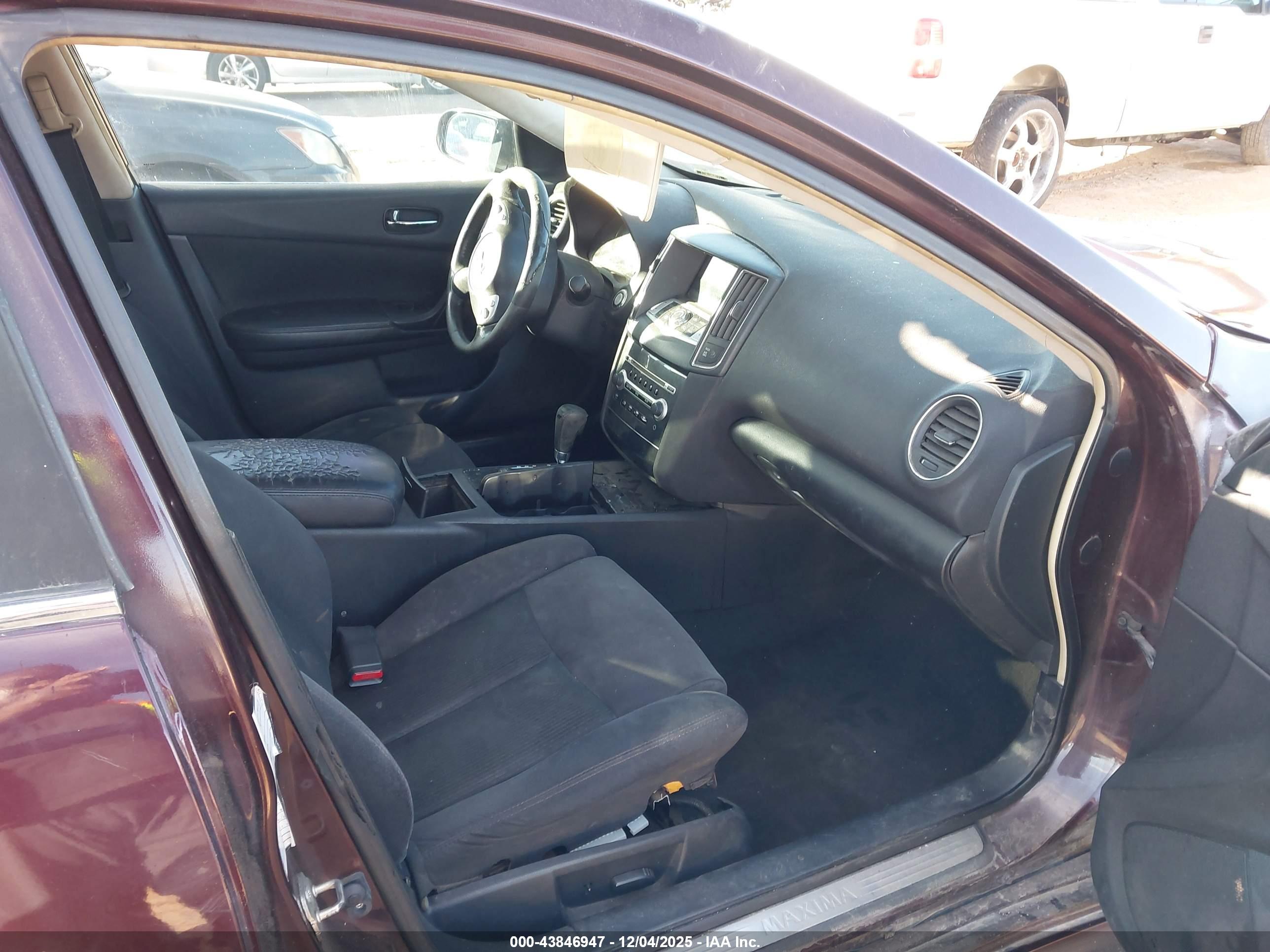 NISSAN MAXIMA image 5