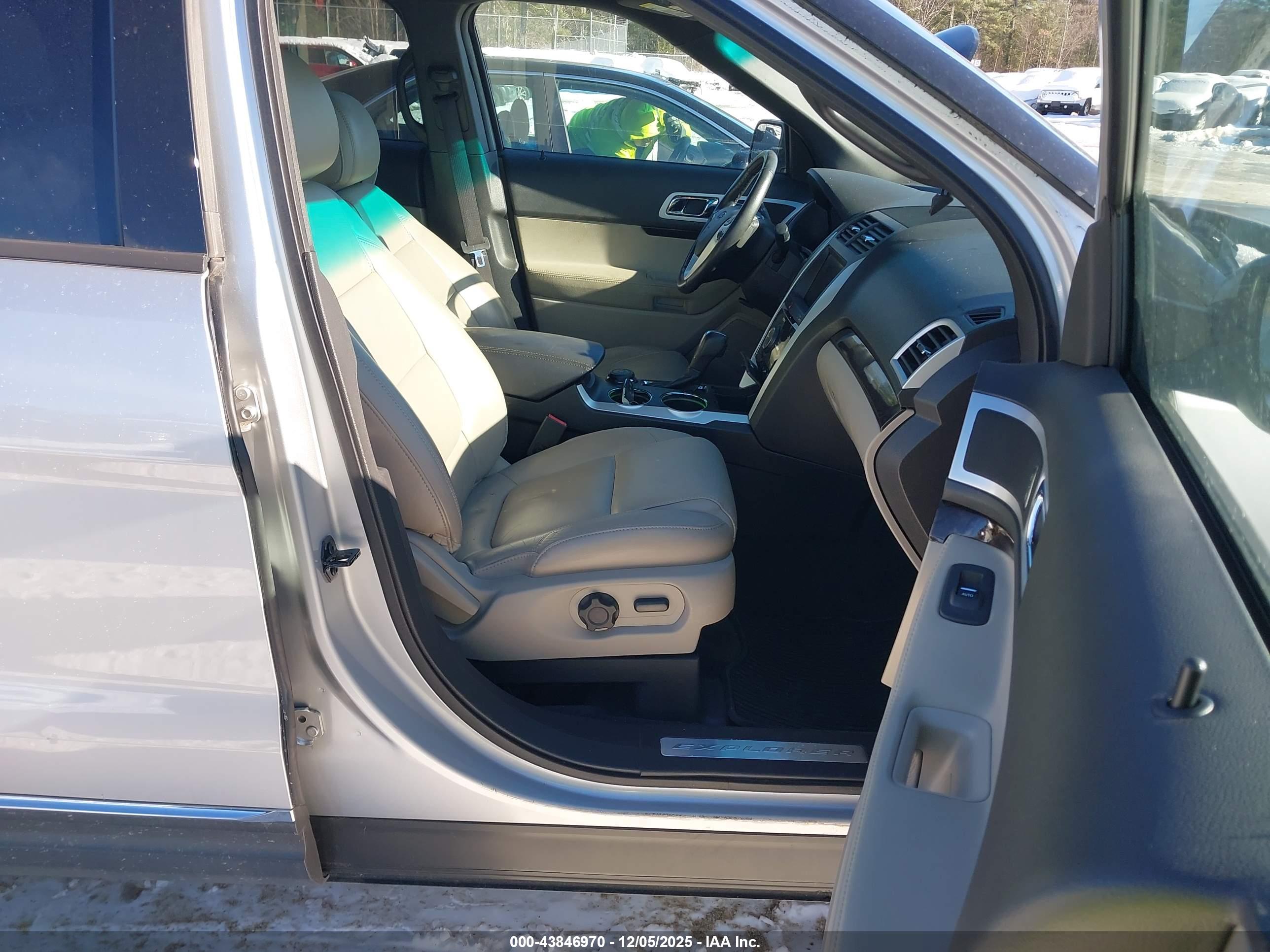 FORD EXPLORER image 5
