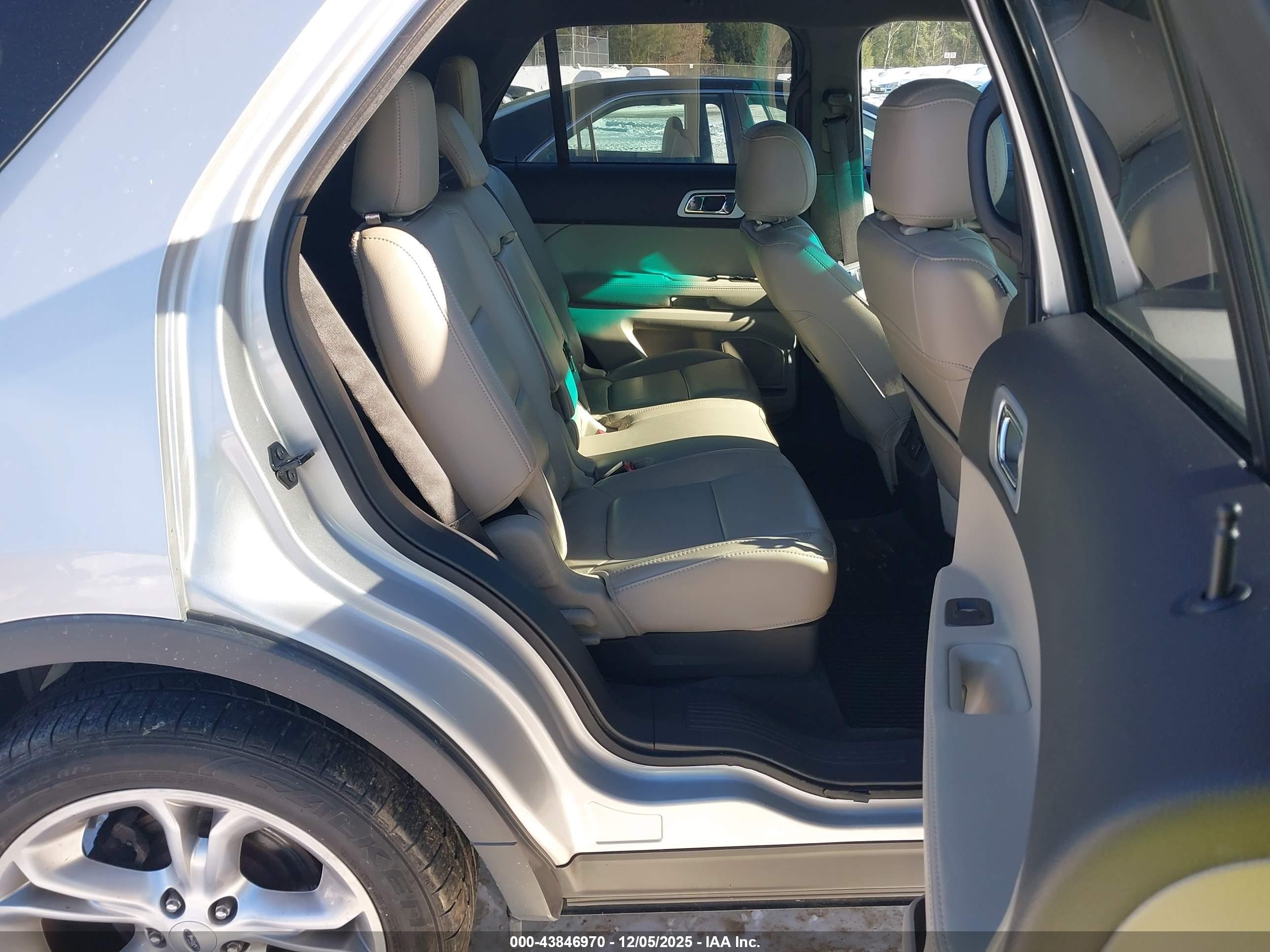 FORD EXPLORER image 8