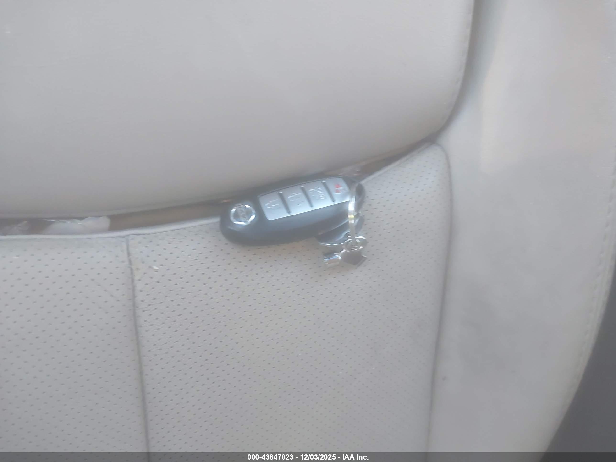 NISSAN MAXIMA image 11