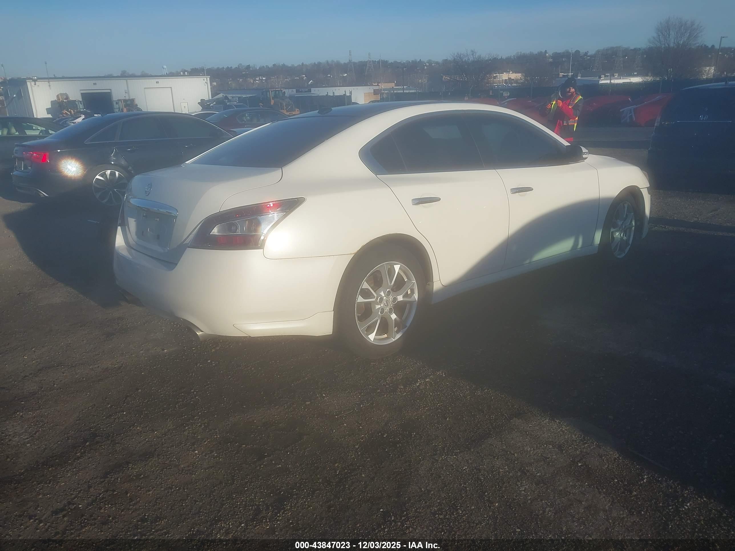 NISSAN MAXIMA image 4