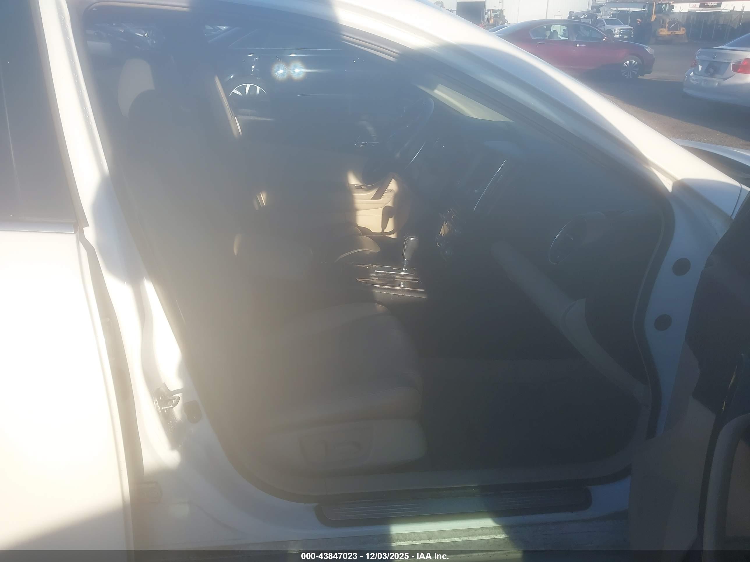 NISSAN MAXIMA image 5