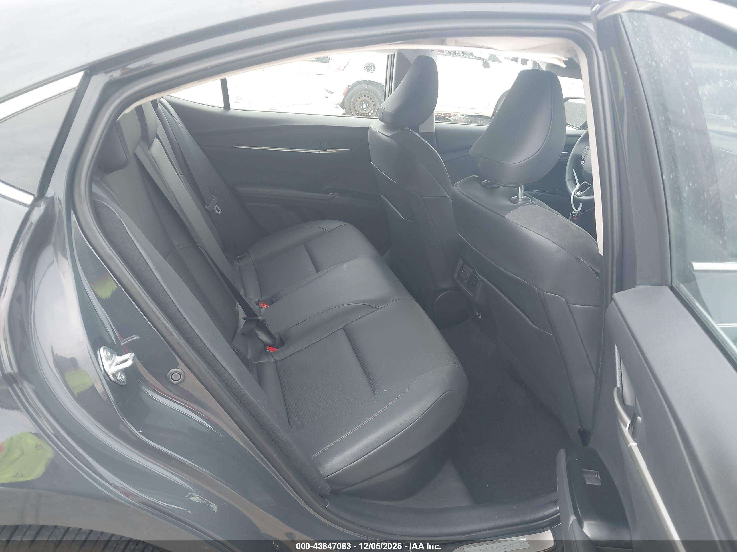 TOYOTA CAMRY image 8