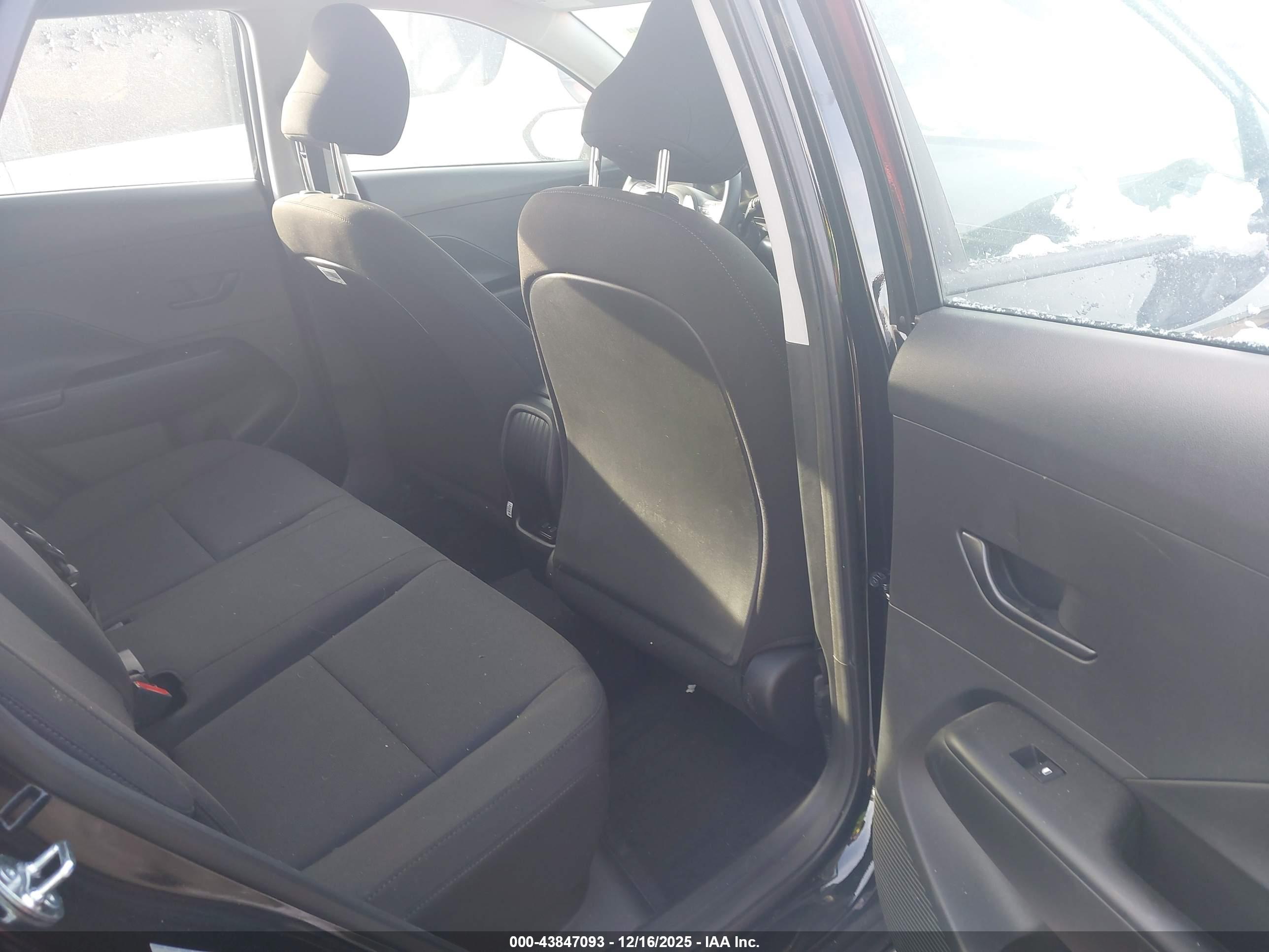 HYUNDAI KONA image 8