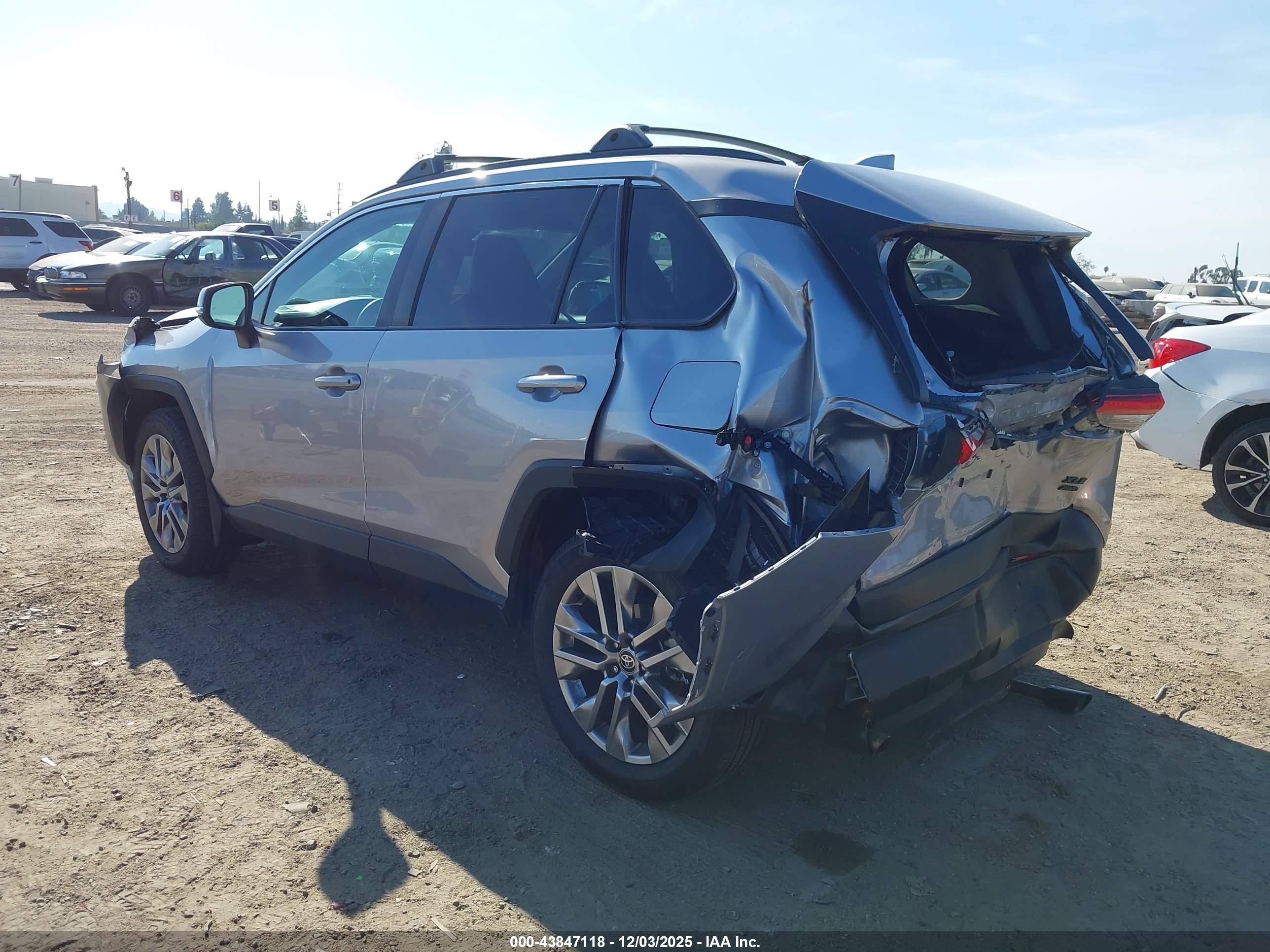TOYOTA RAV4 image 3