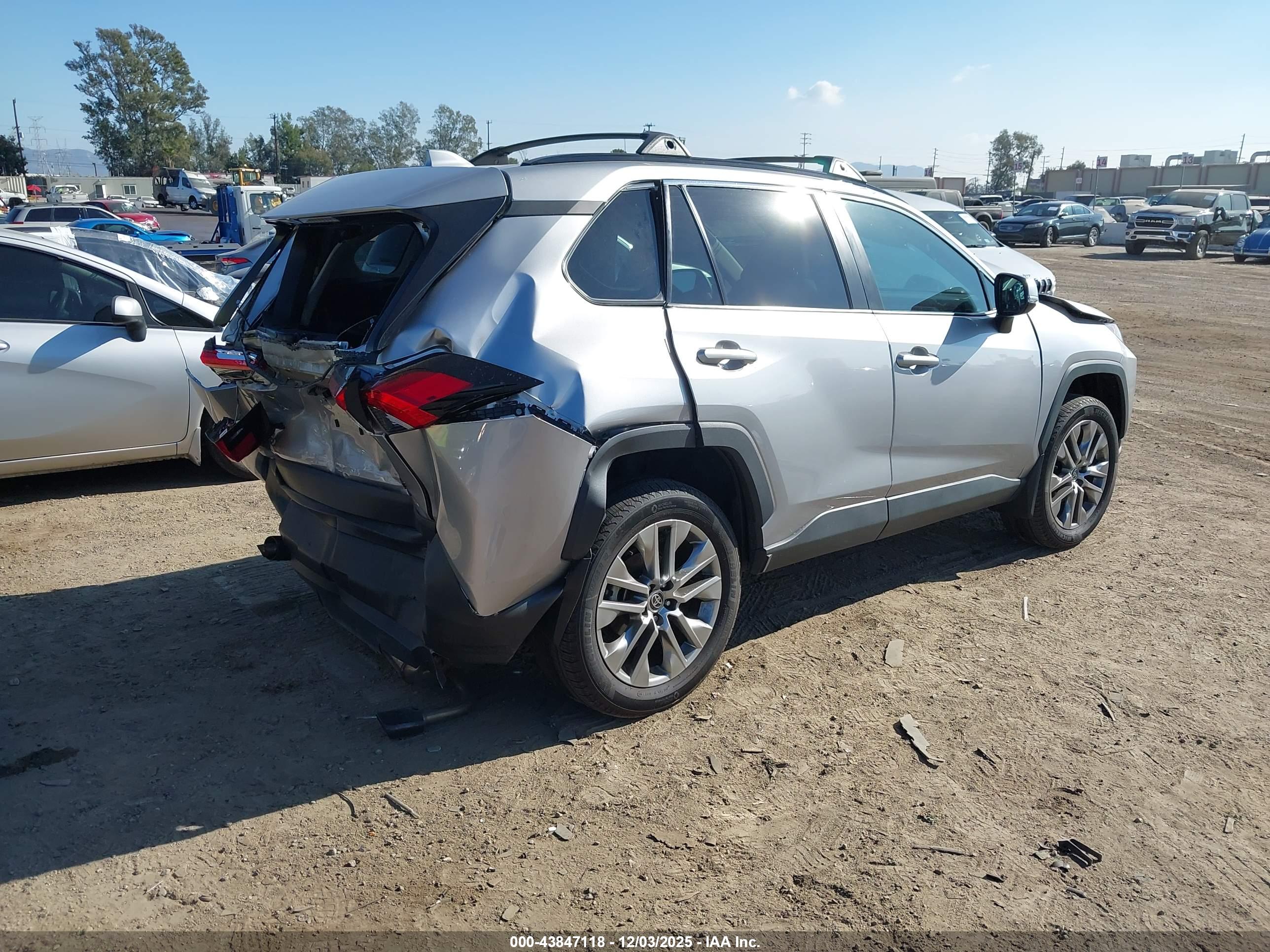 TOYOTA RAV4 image 4