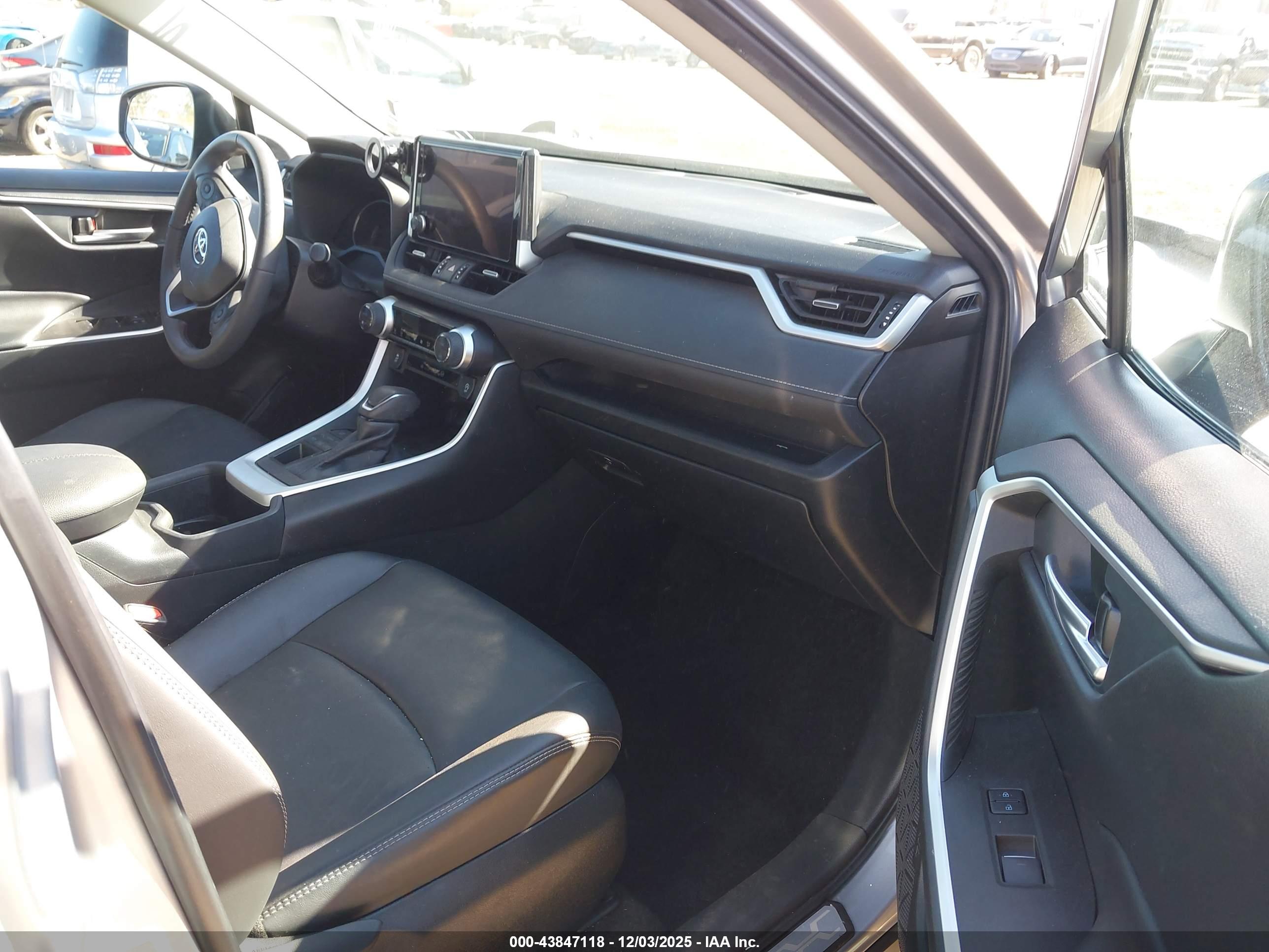 TOYOTA RAV4 image 5