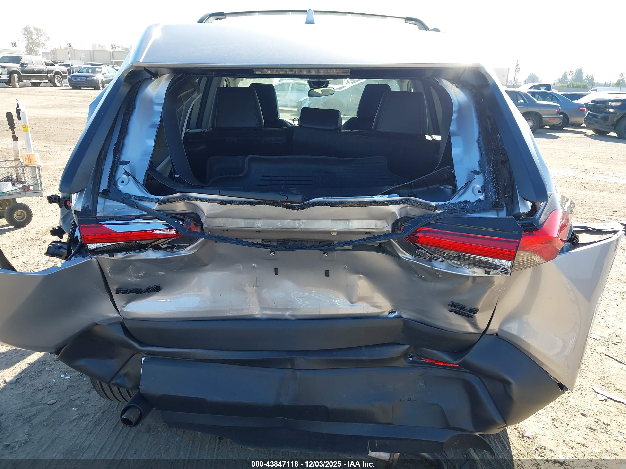 TOYOTA RAV4 image 6