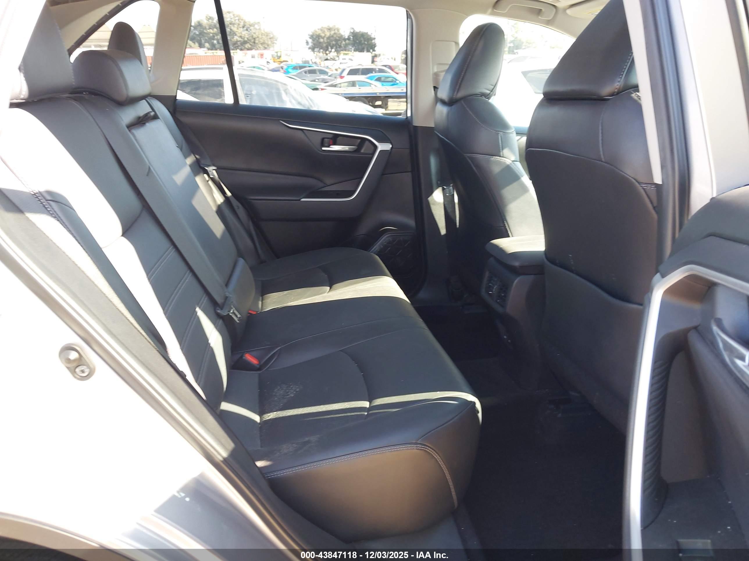 TOYOTA RAV4 image 8