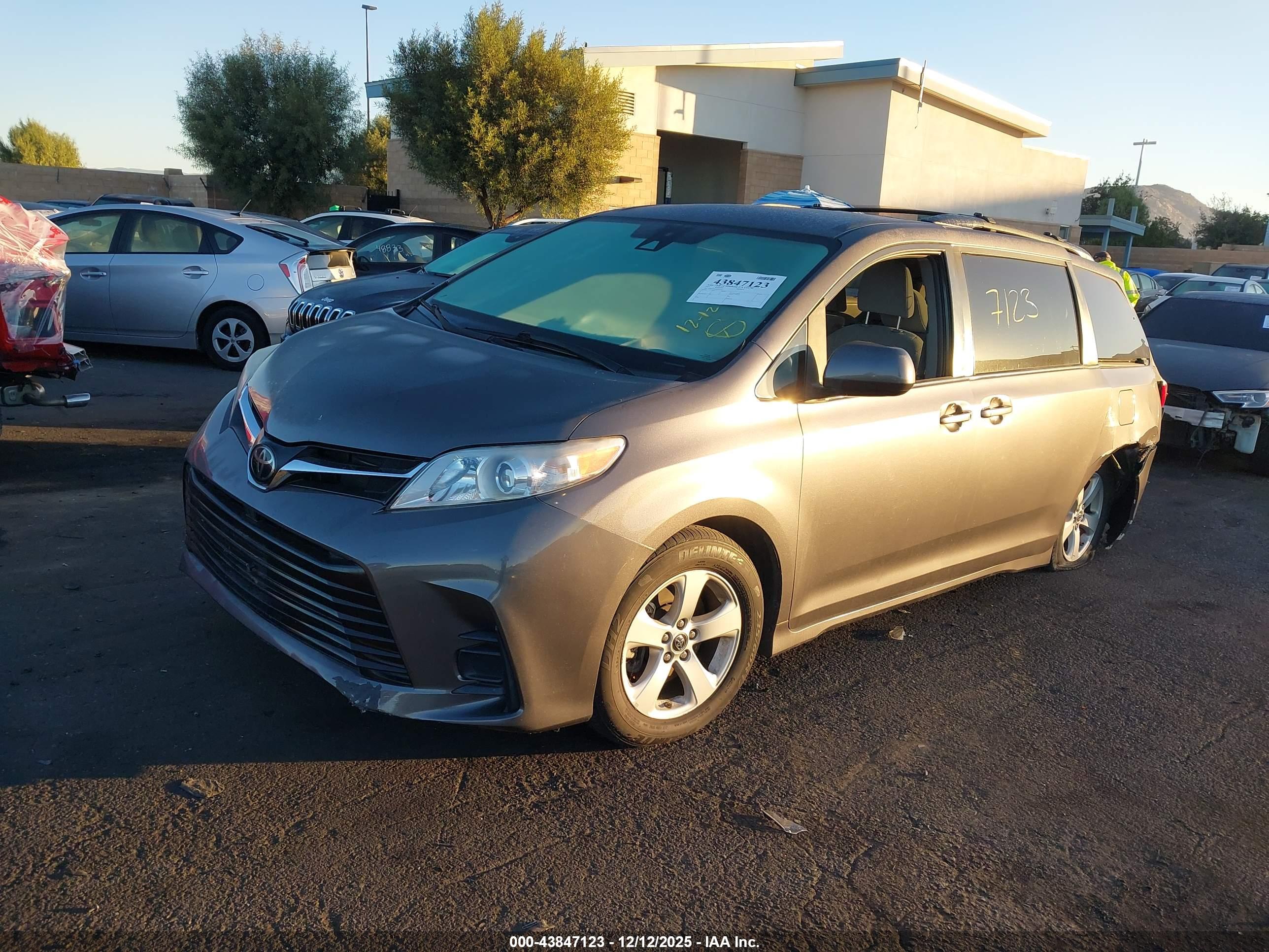 TOYOTA SIENNA image 2