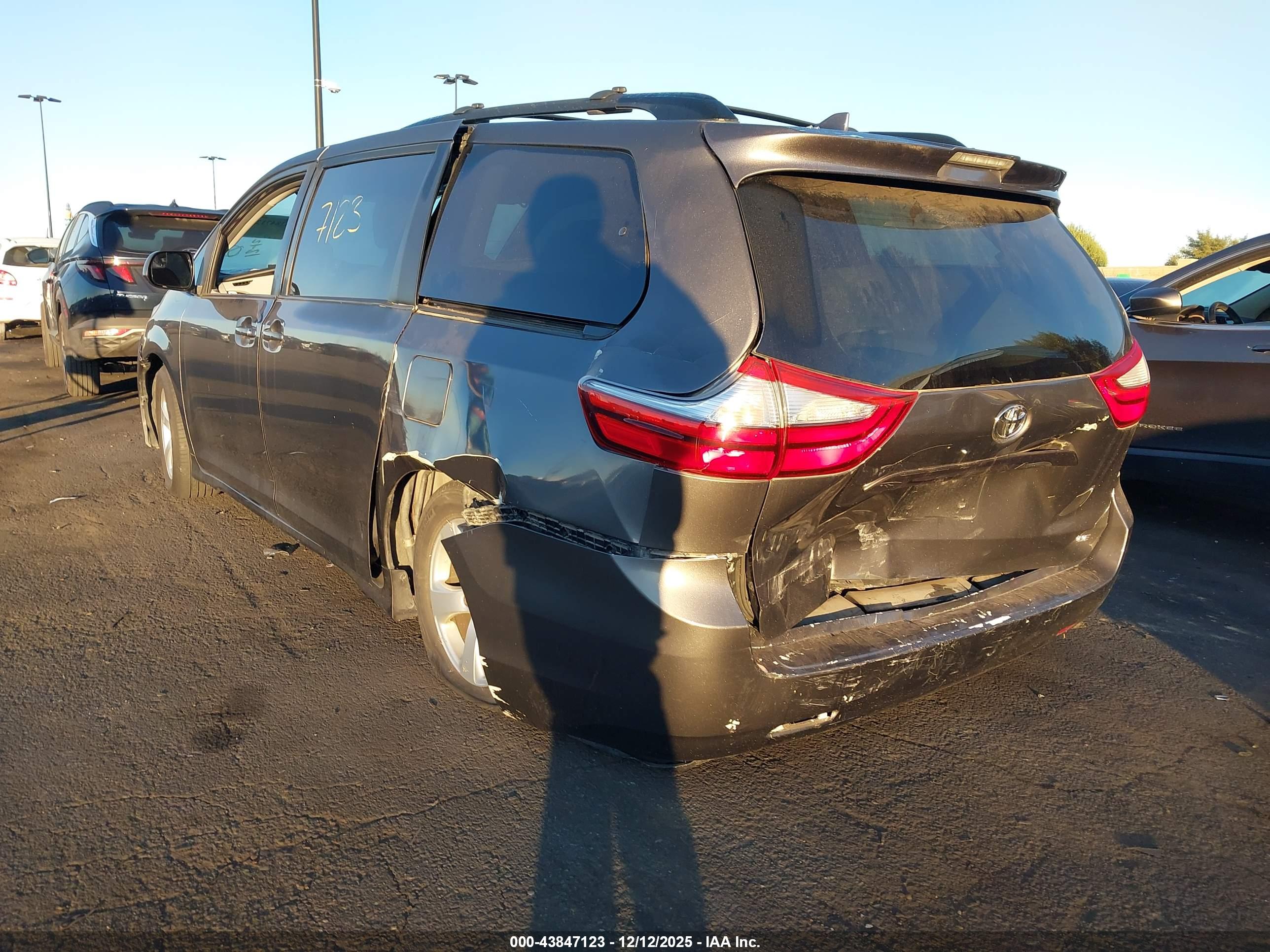 TOYOTA SIENNA image 3