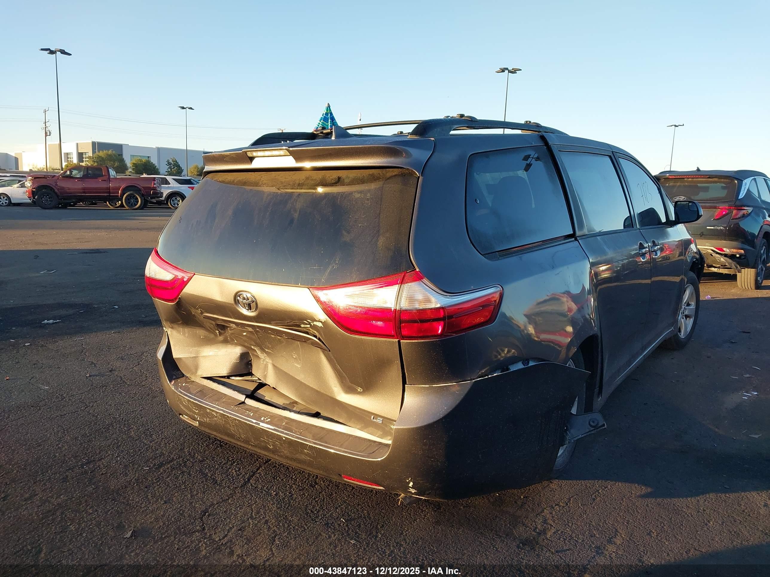 TOYOTA SIENNA image 4