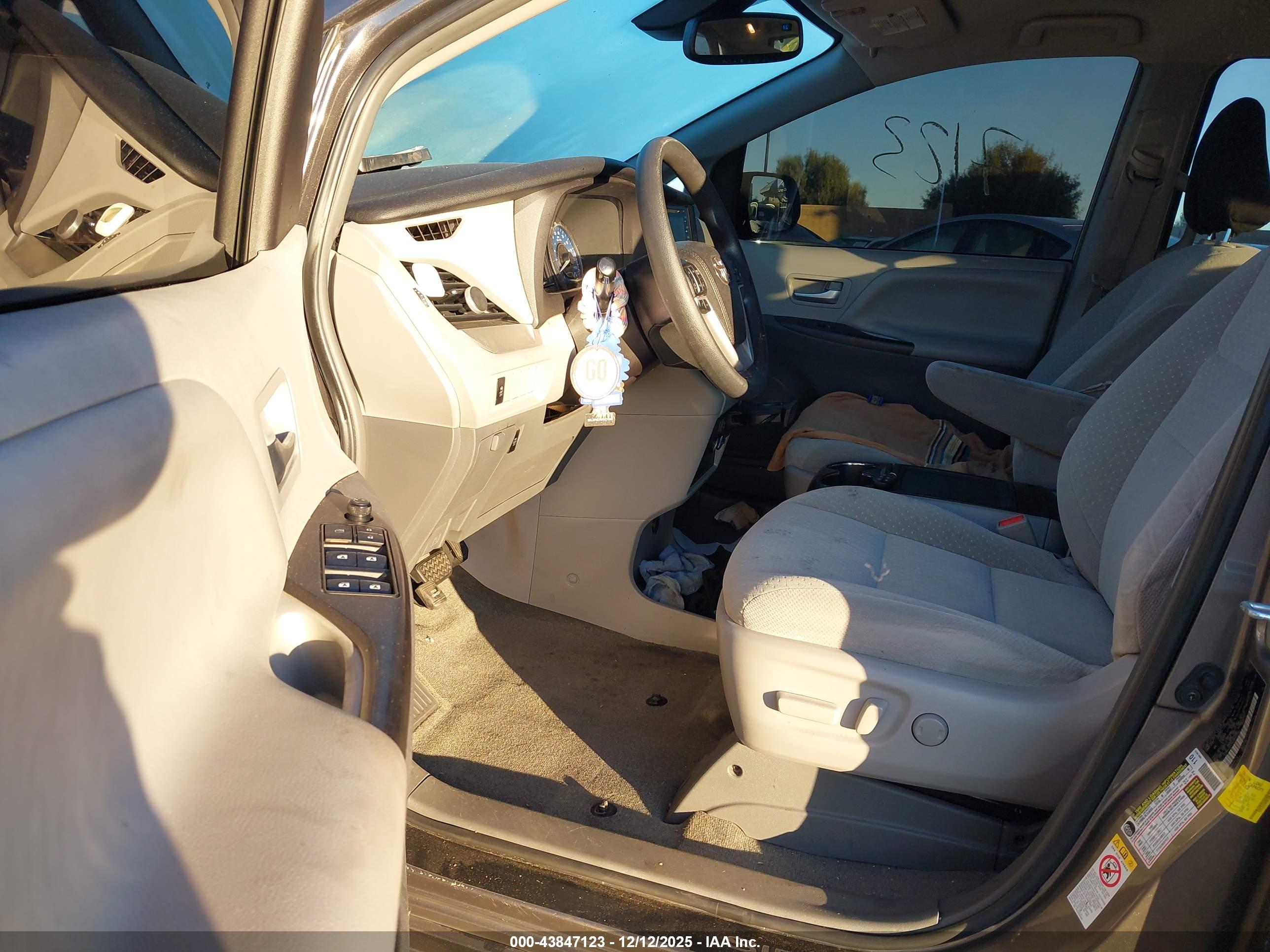 TOYOTA SIENNA image 5