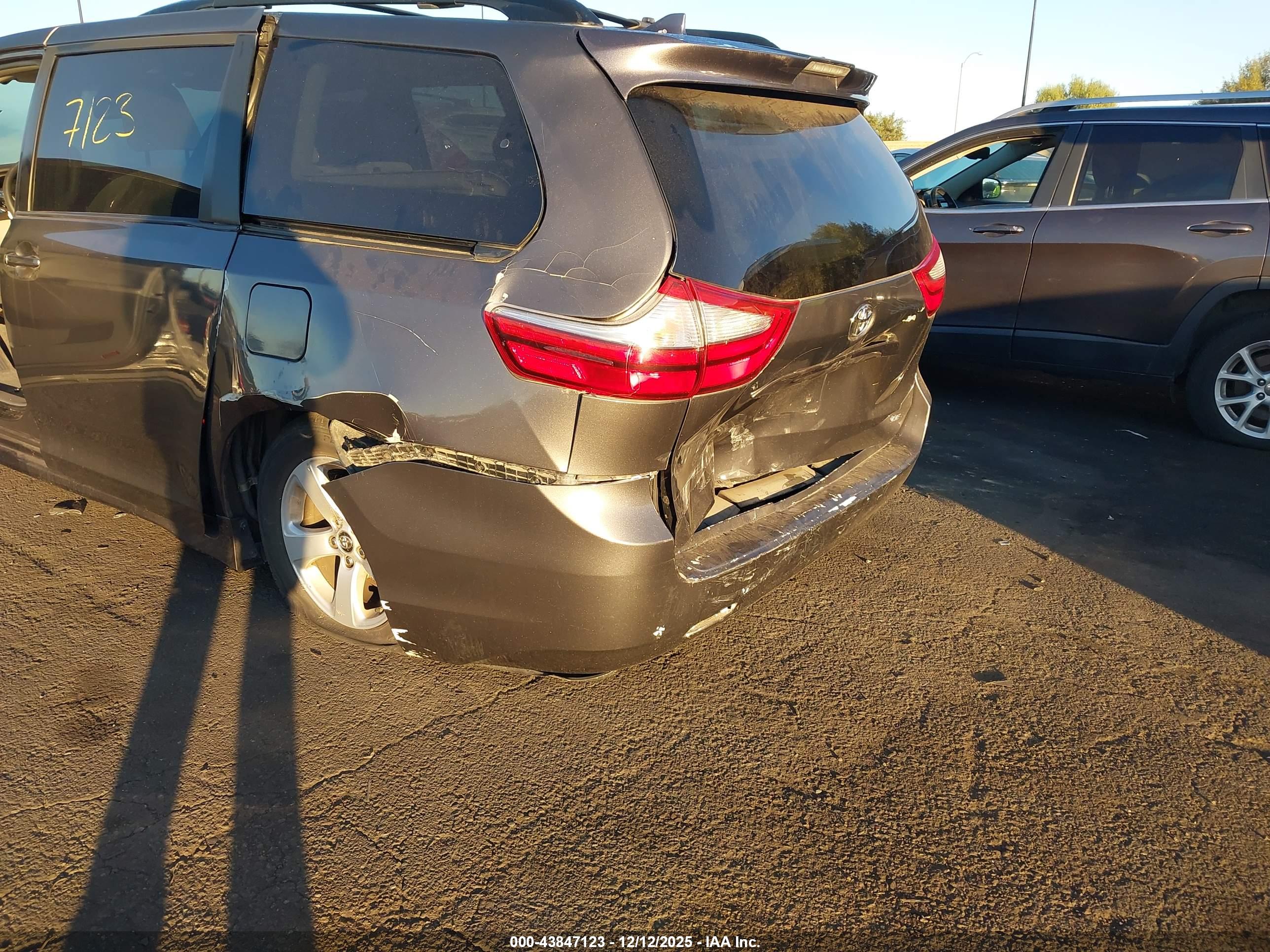 TOYOTA SIENNA image 6