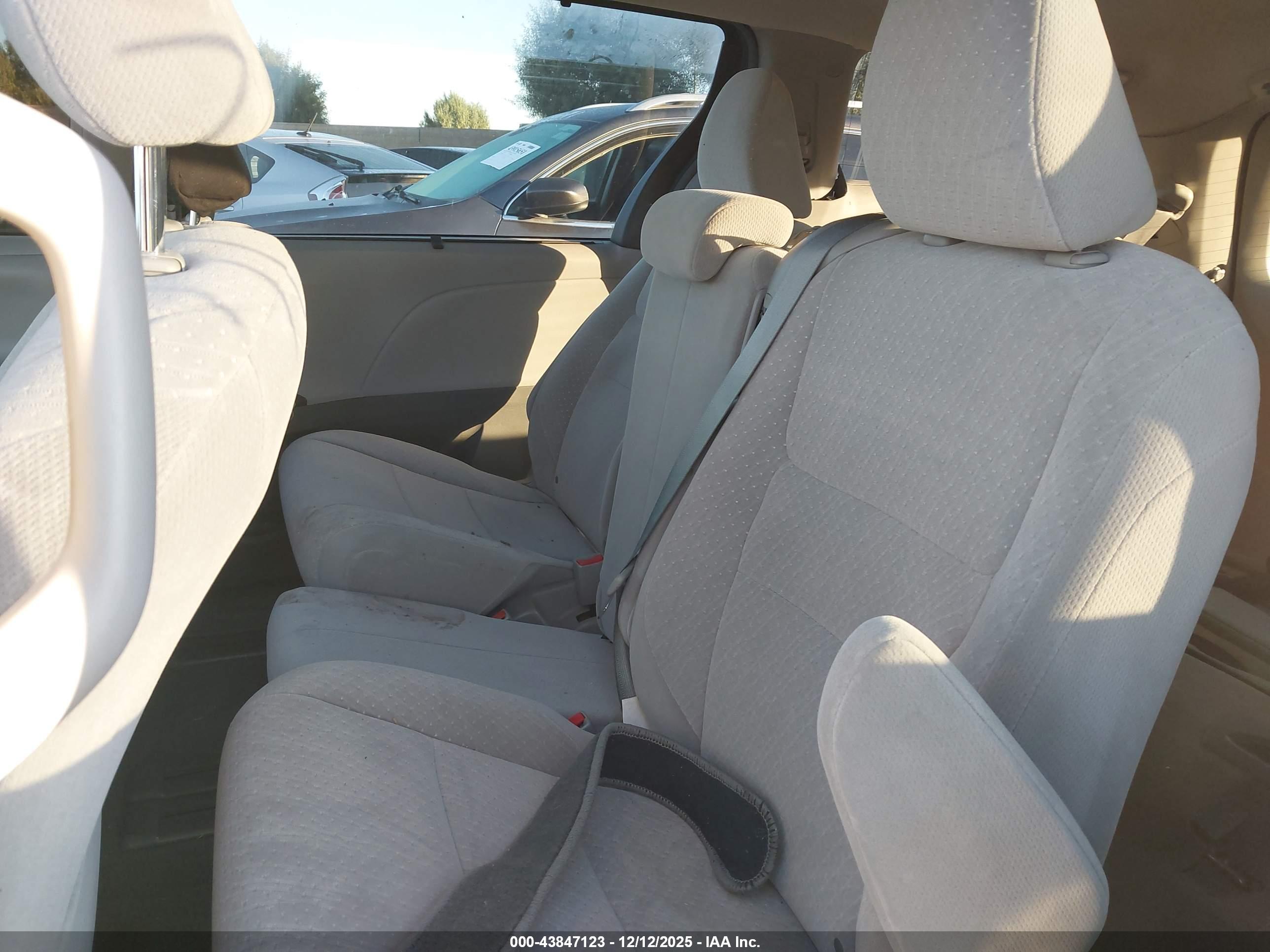 TOYOTA SIENNA image 8