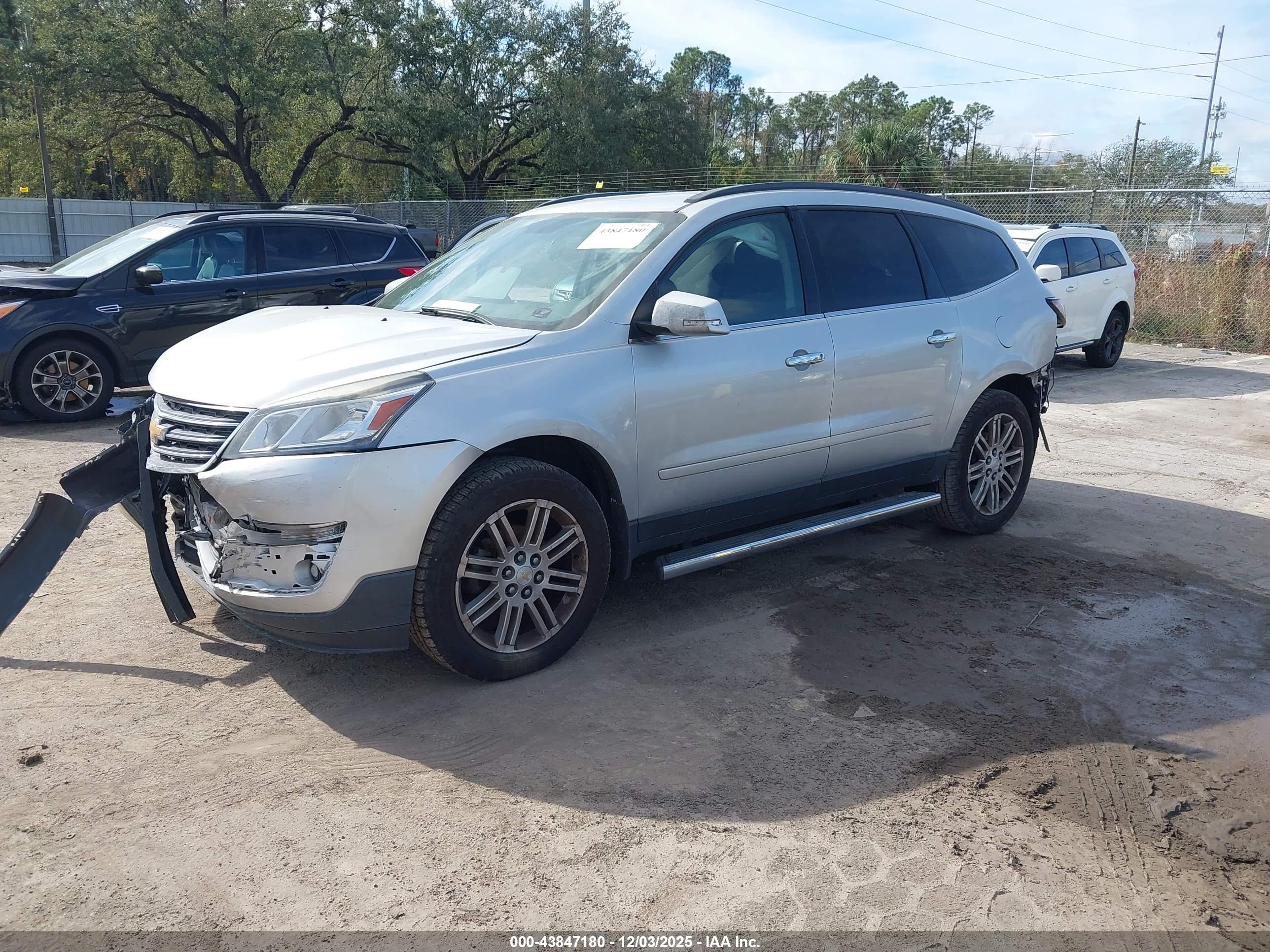 CHEVROLET TRAVERSE image 2