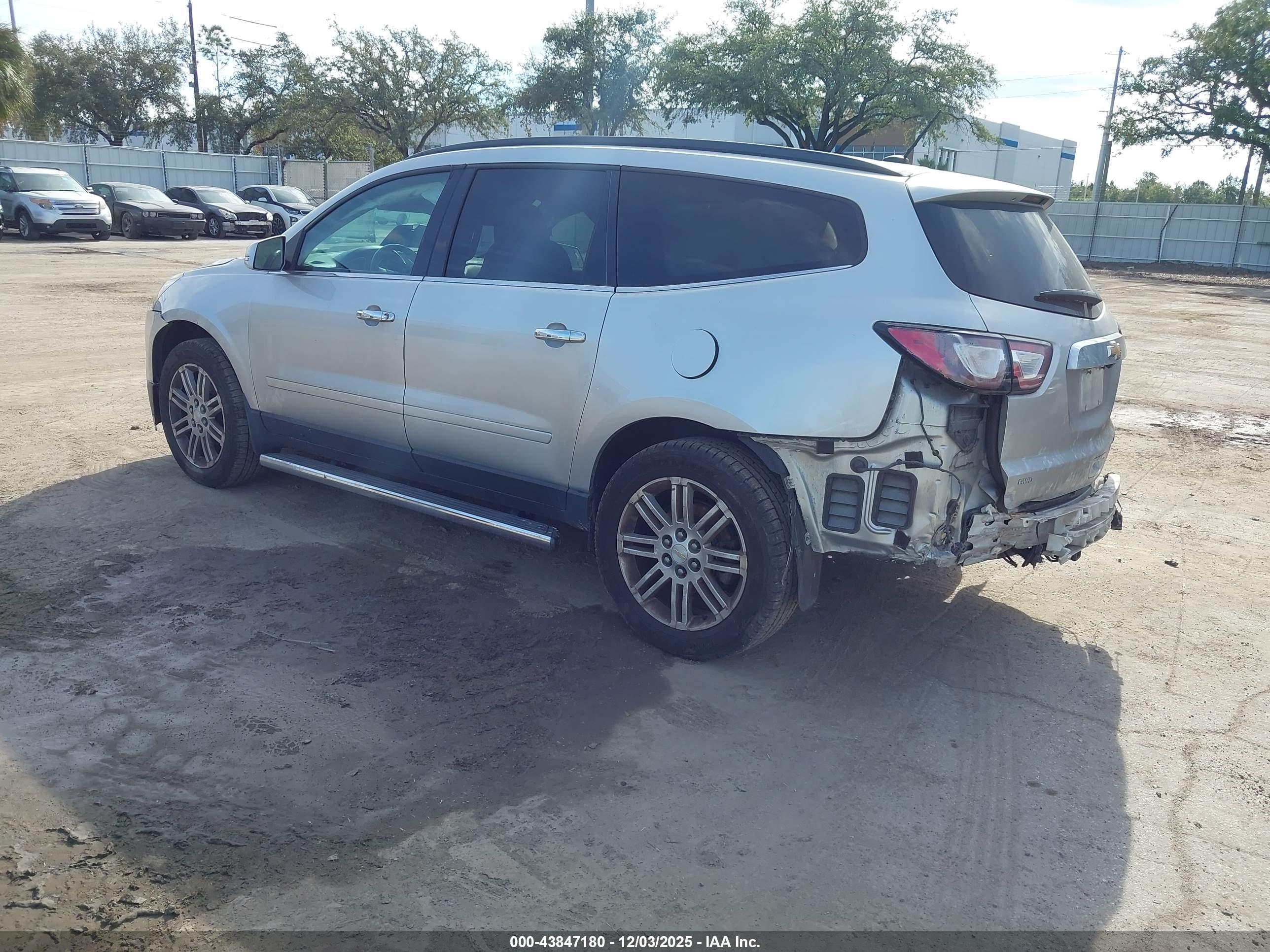 CHEVROLET TRAVERSE image 3