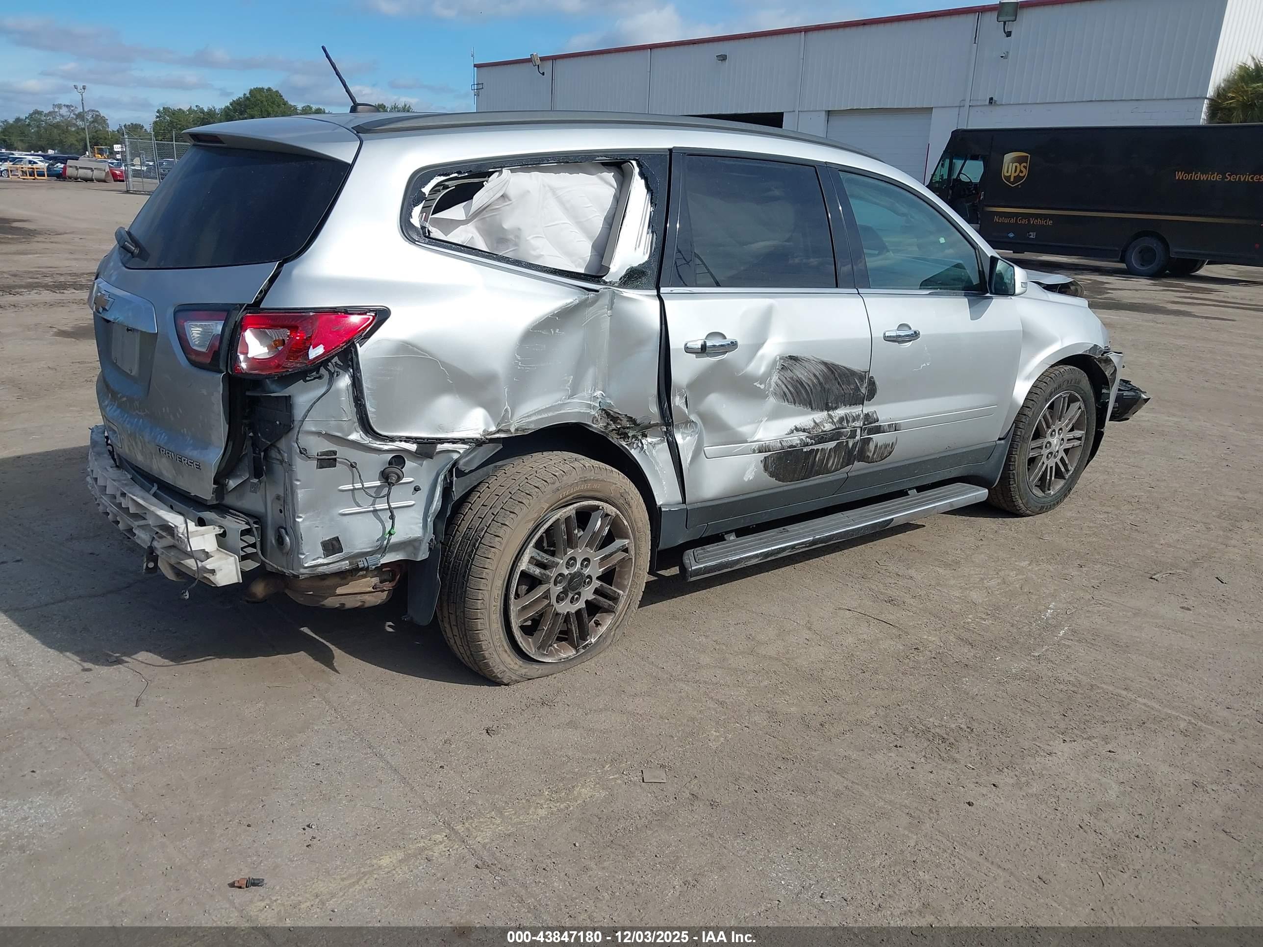 CHEVROLET TRAVERSE image 4