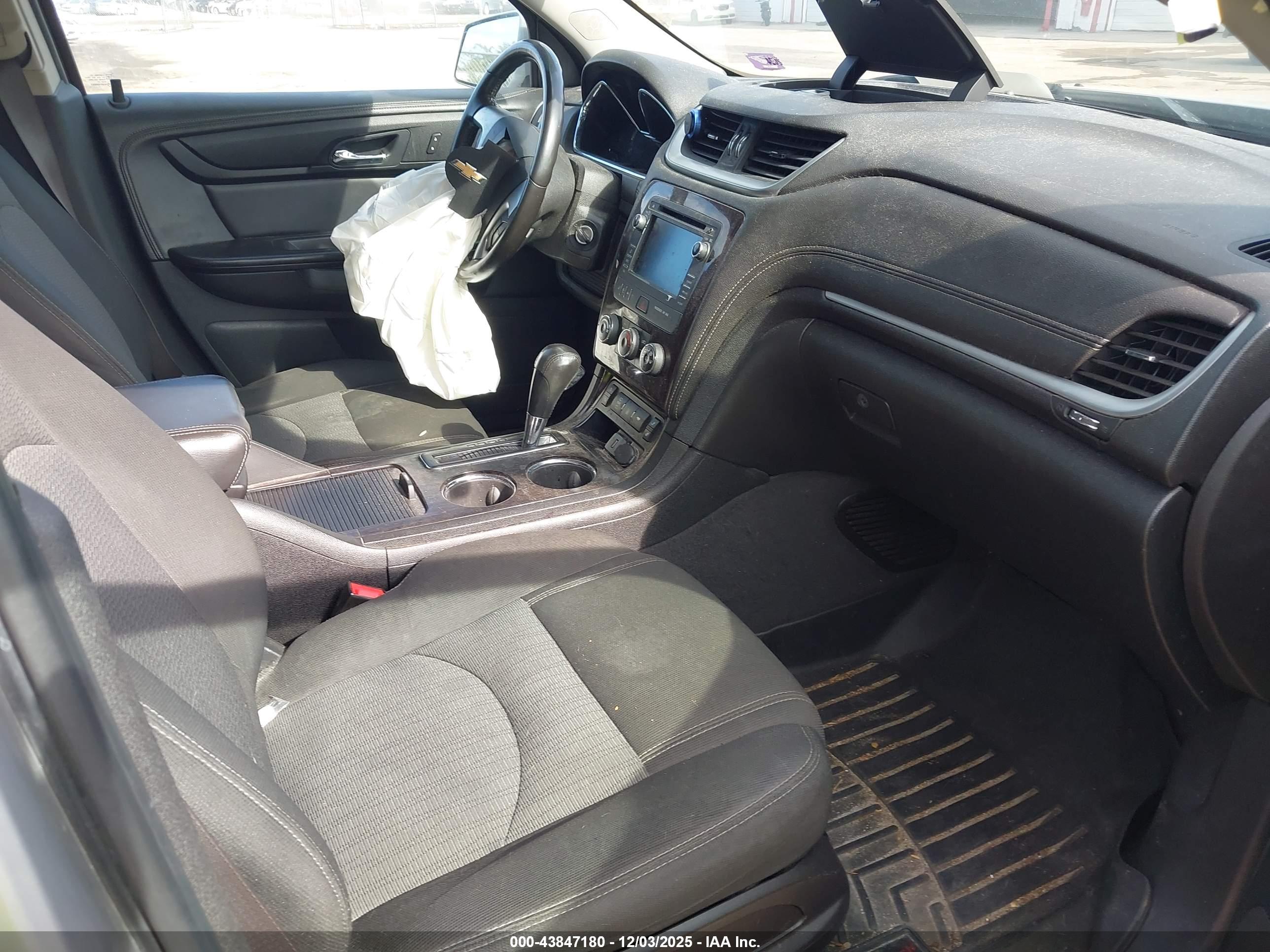 CHEVROLET TRAVERSE image 5