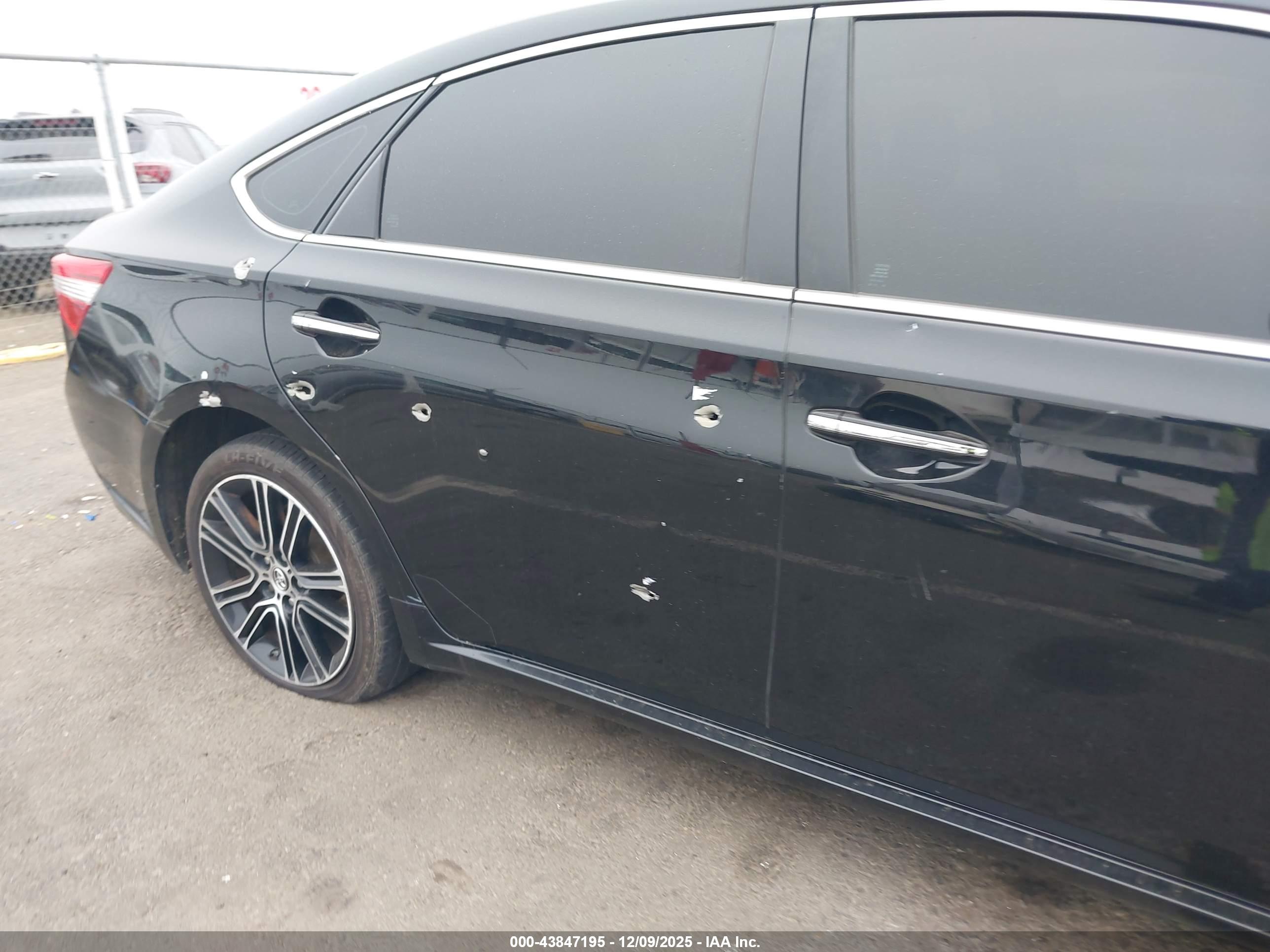TOYOTA AVALON image 6