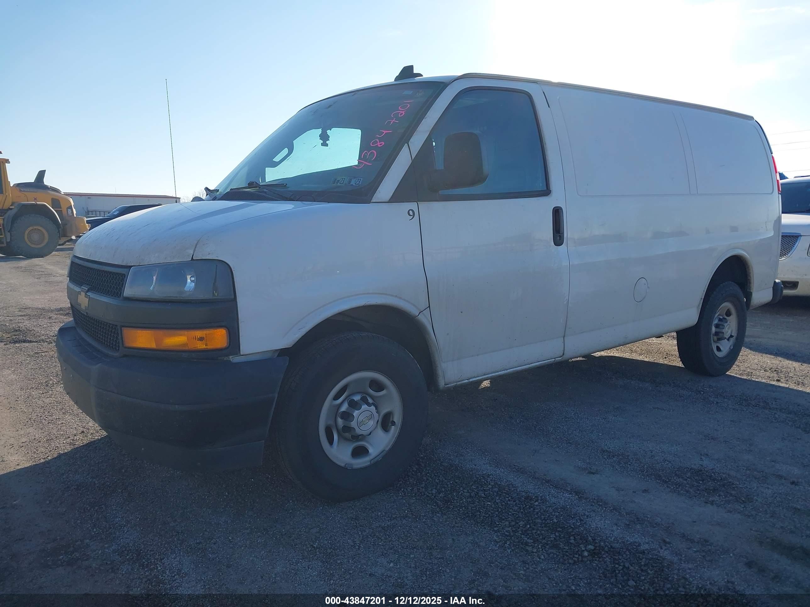 CHEVROLET EXPRESS image 2