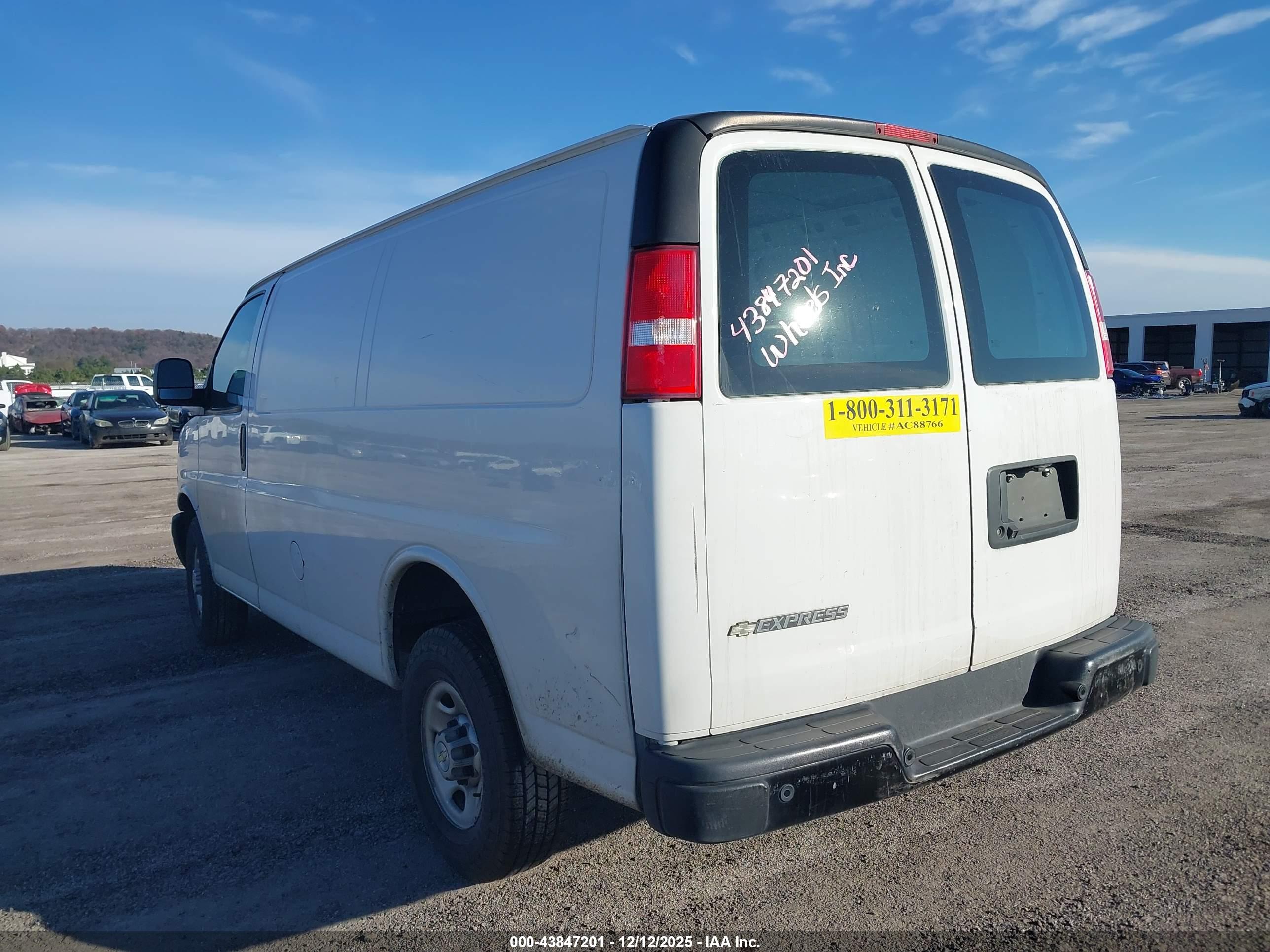 CHEVROLET EXPRESS image 3