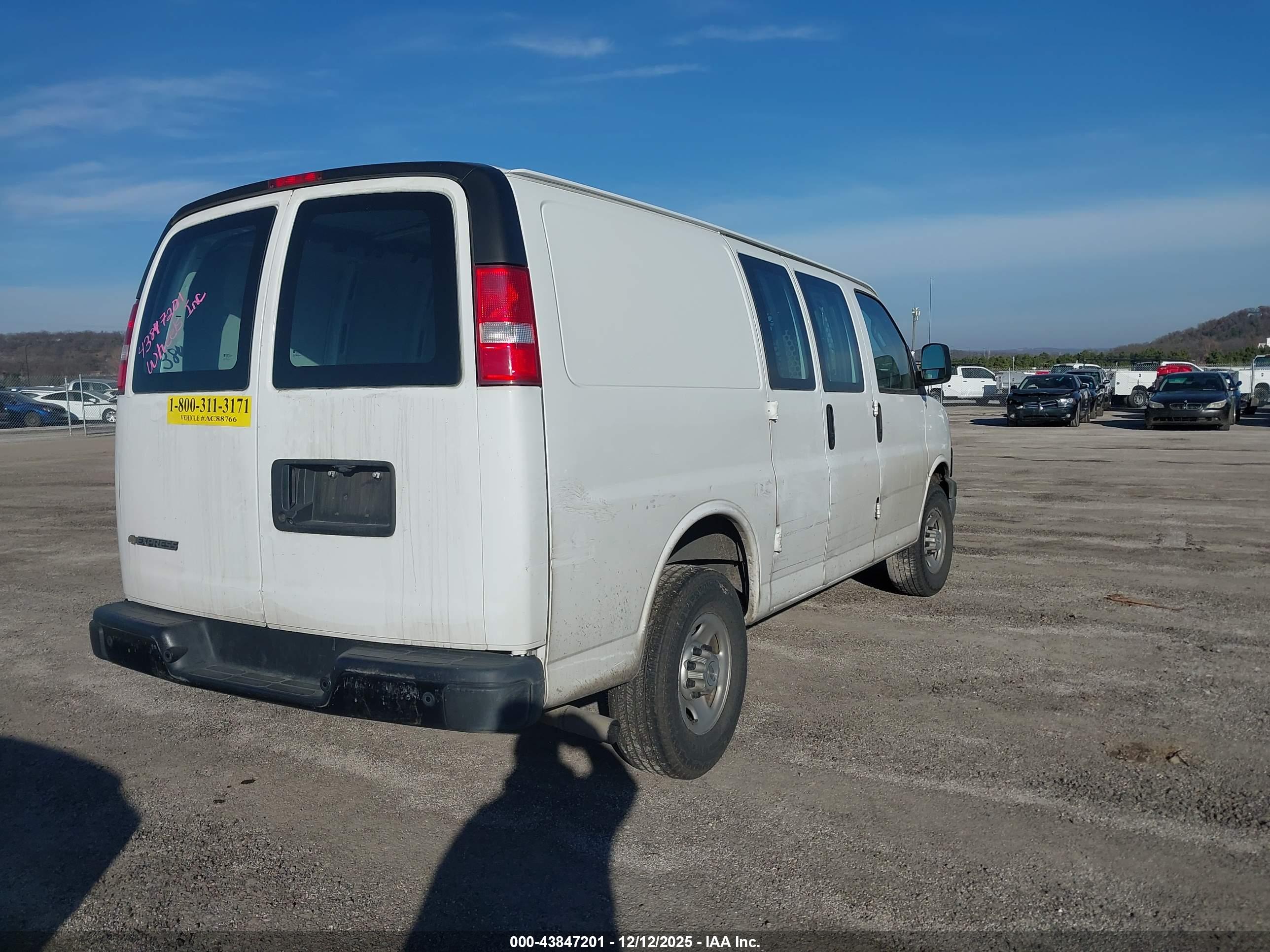 CHEVROLET EXPRESS image 4