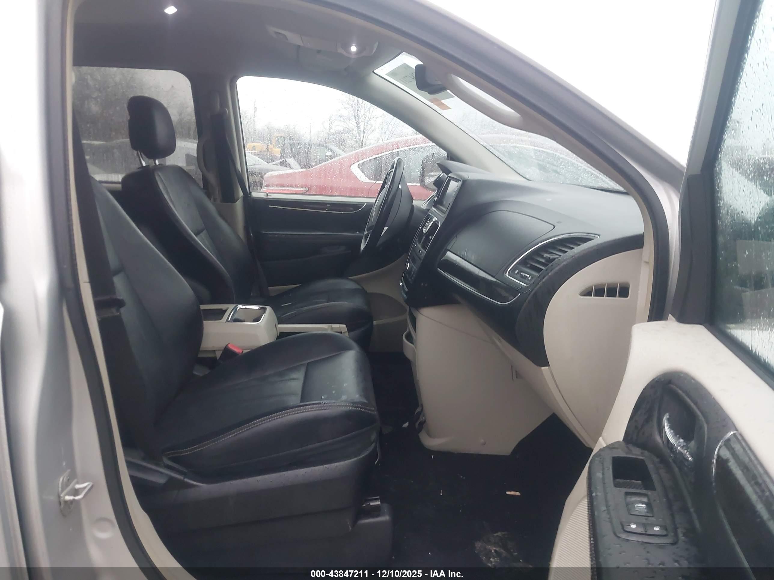 CHRYSLER TOWN image 5