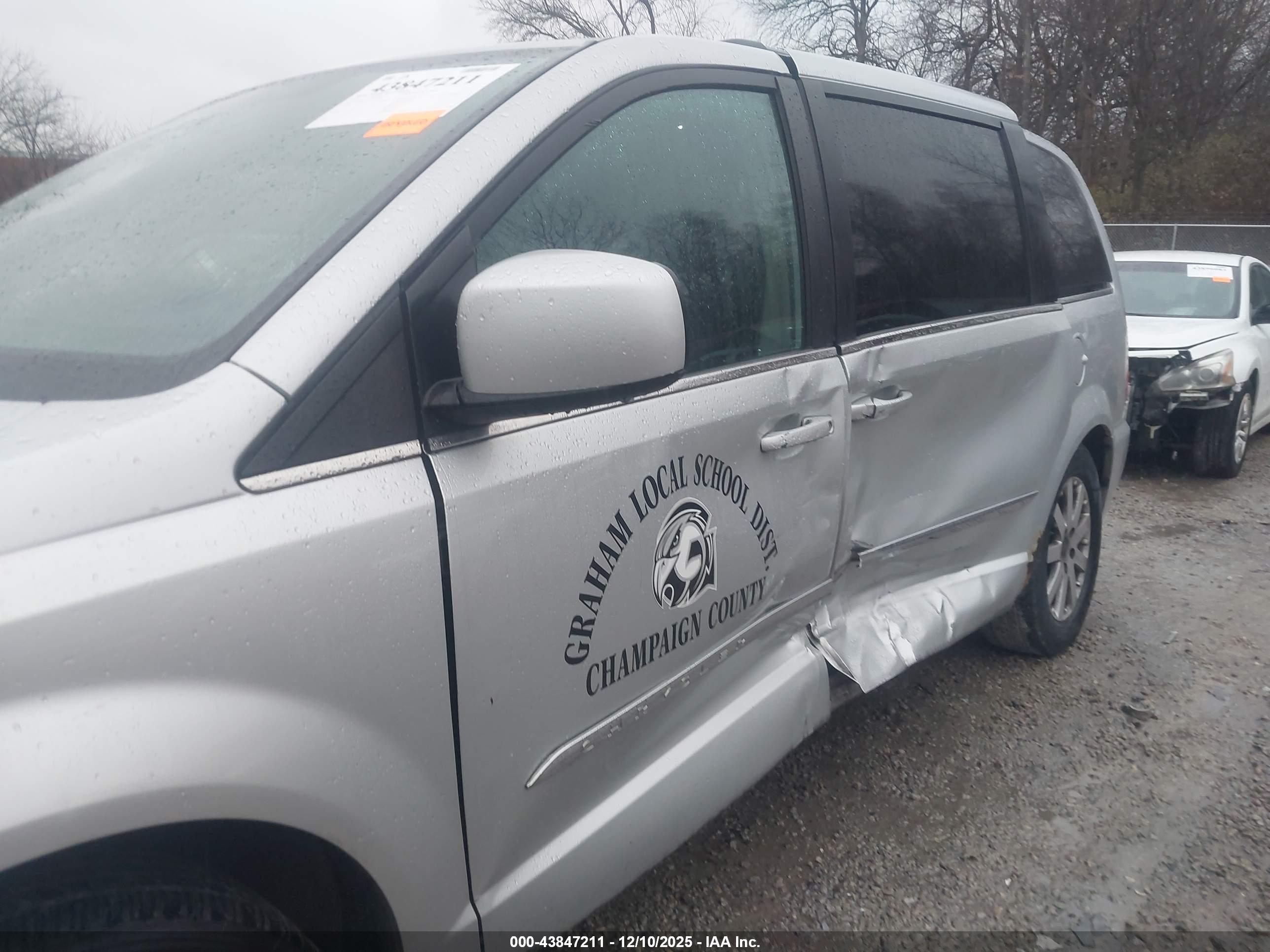 CHRYSLER TOWN image 6