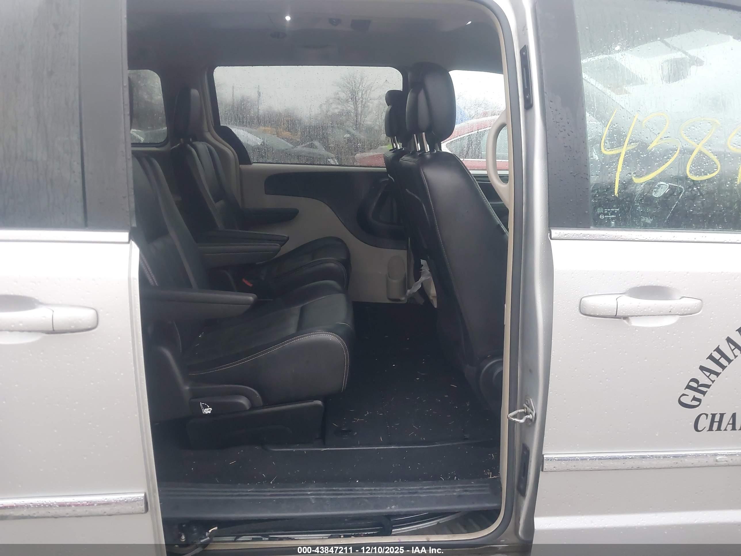 CHRYSLER TOWN image 8