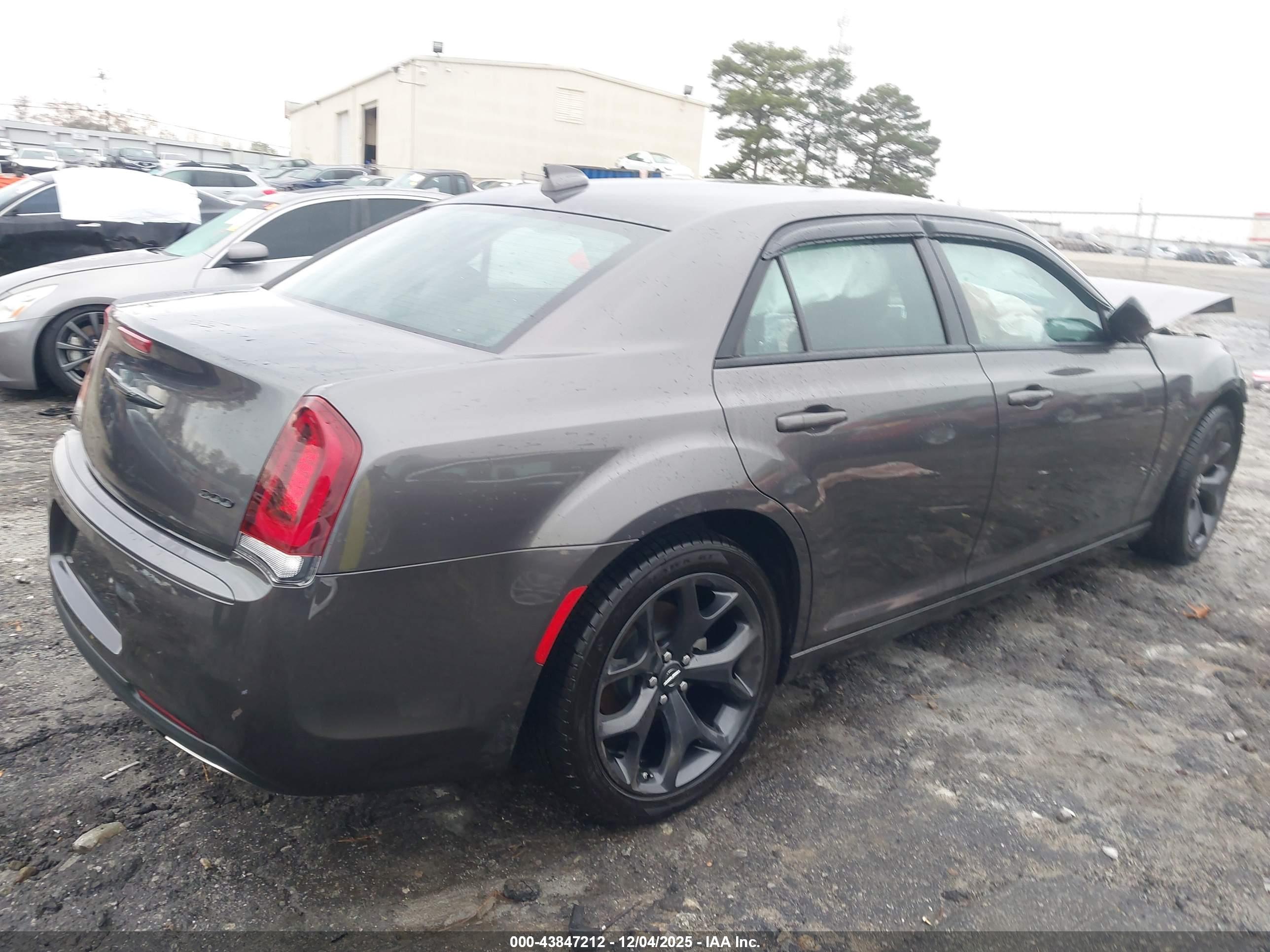 CHRYSLER 300 image 4