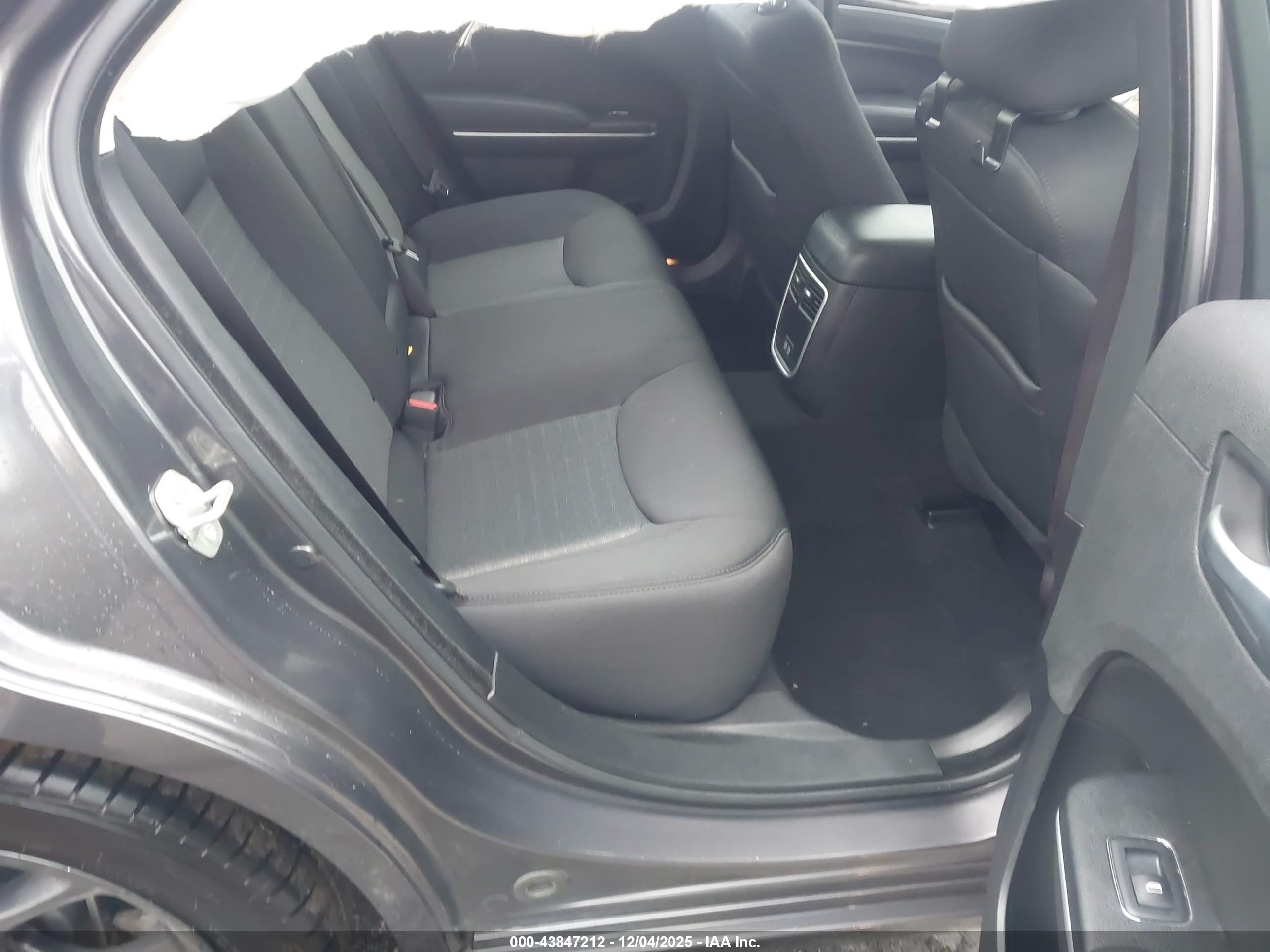 CHRYSLER 300 image 8