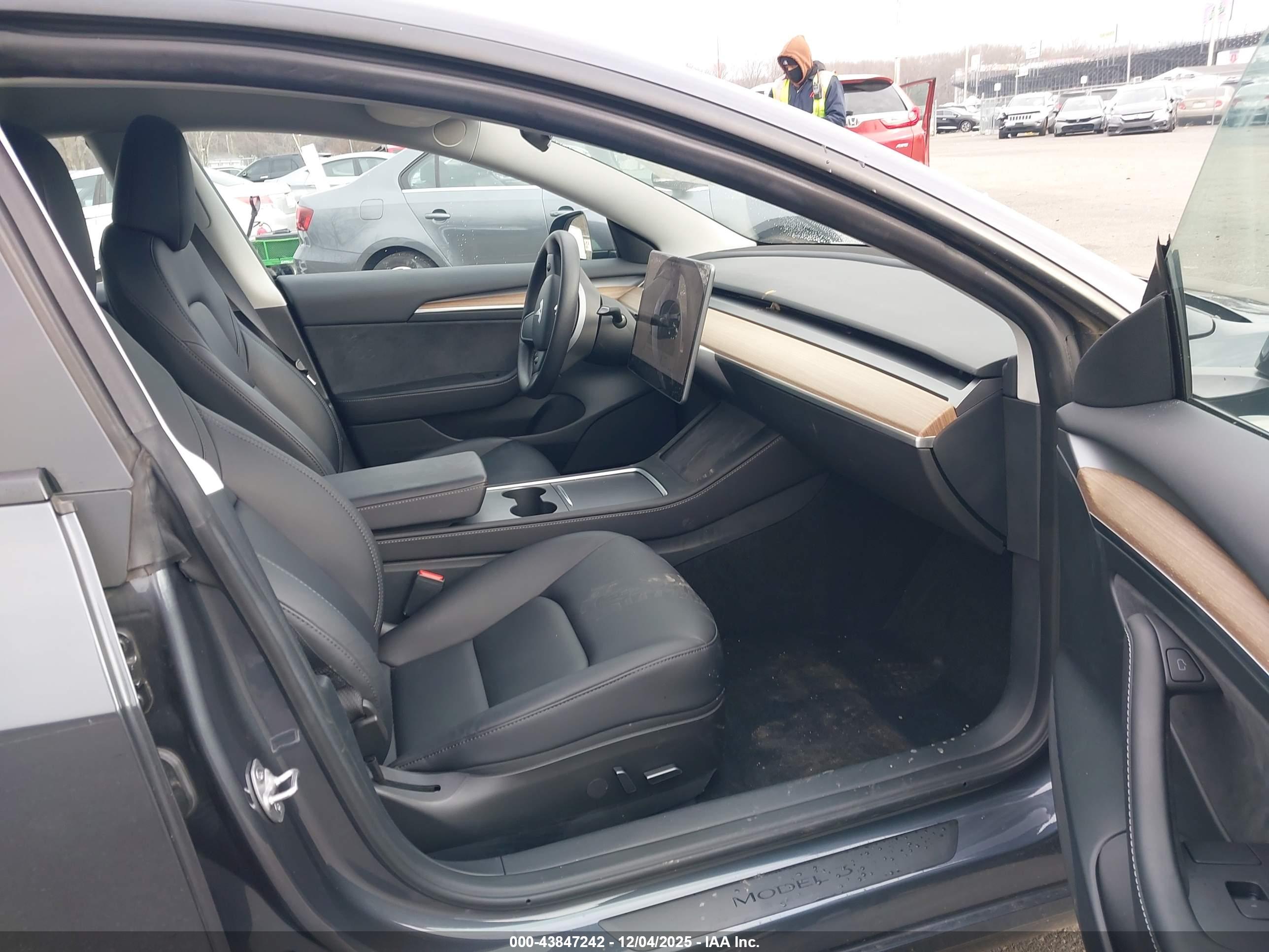 TESLA MODEL image 5