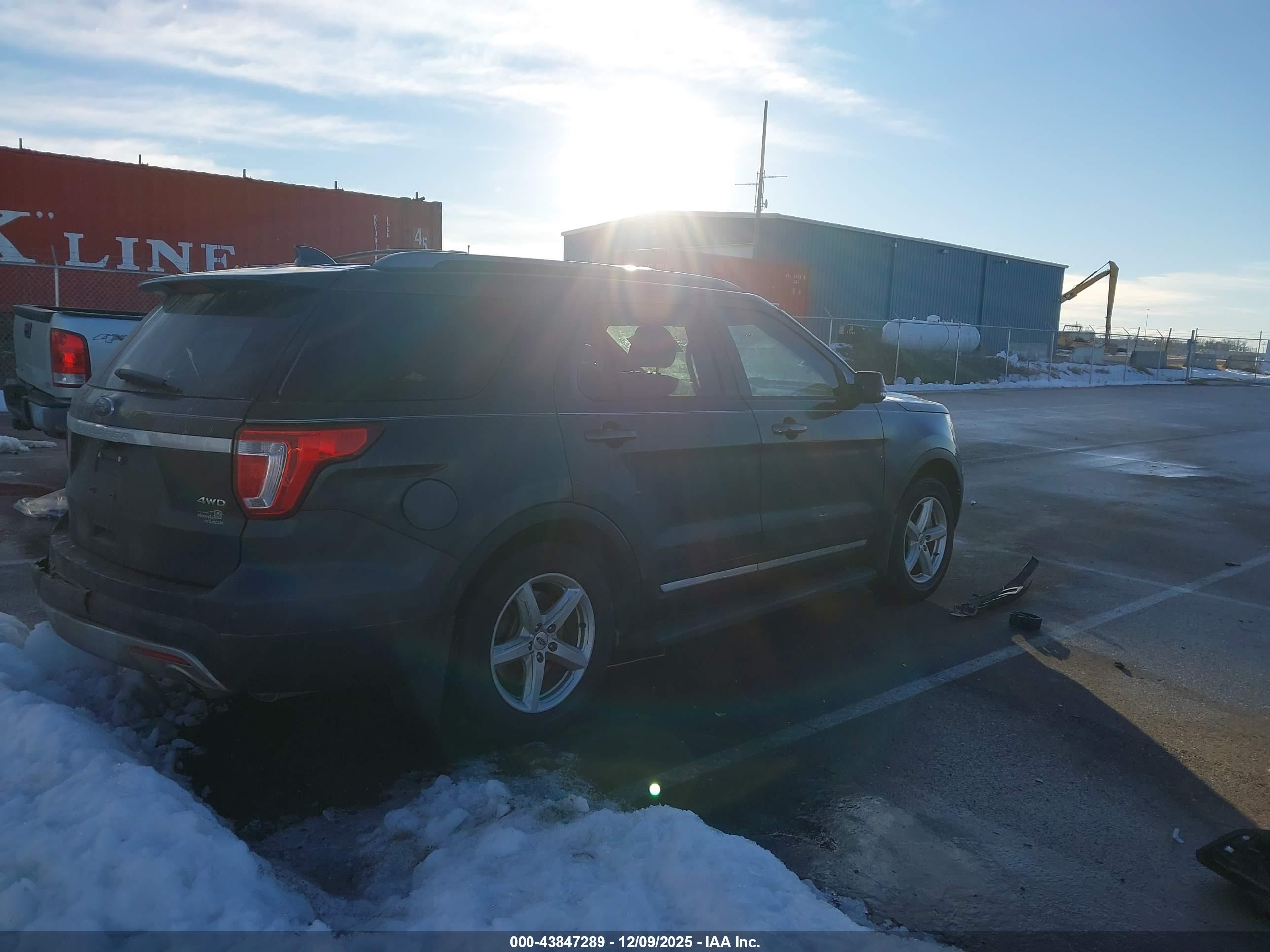 FORD EXPLORER image 4