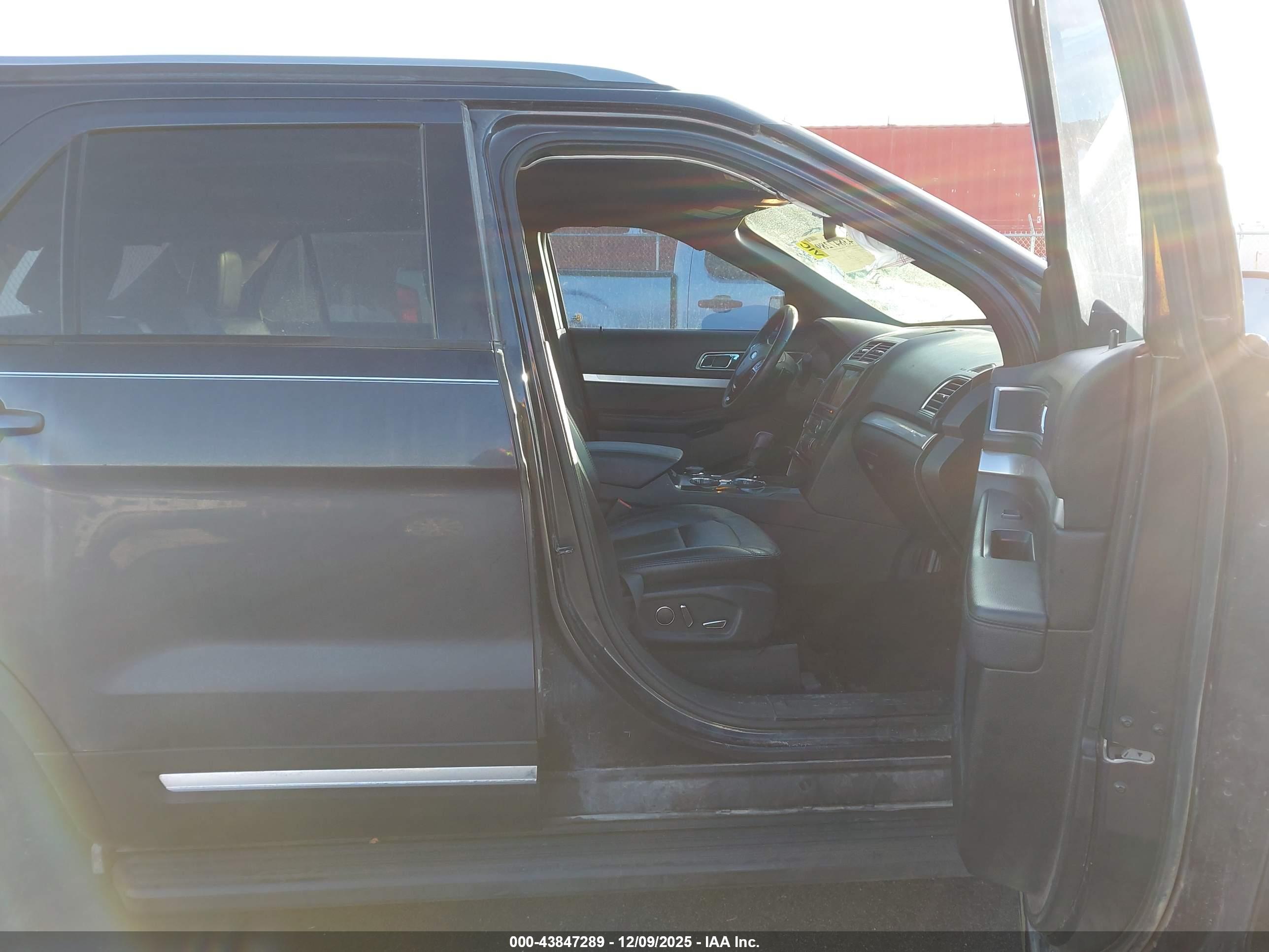 FORD EXPLORER image 5