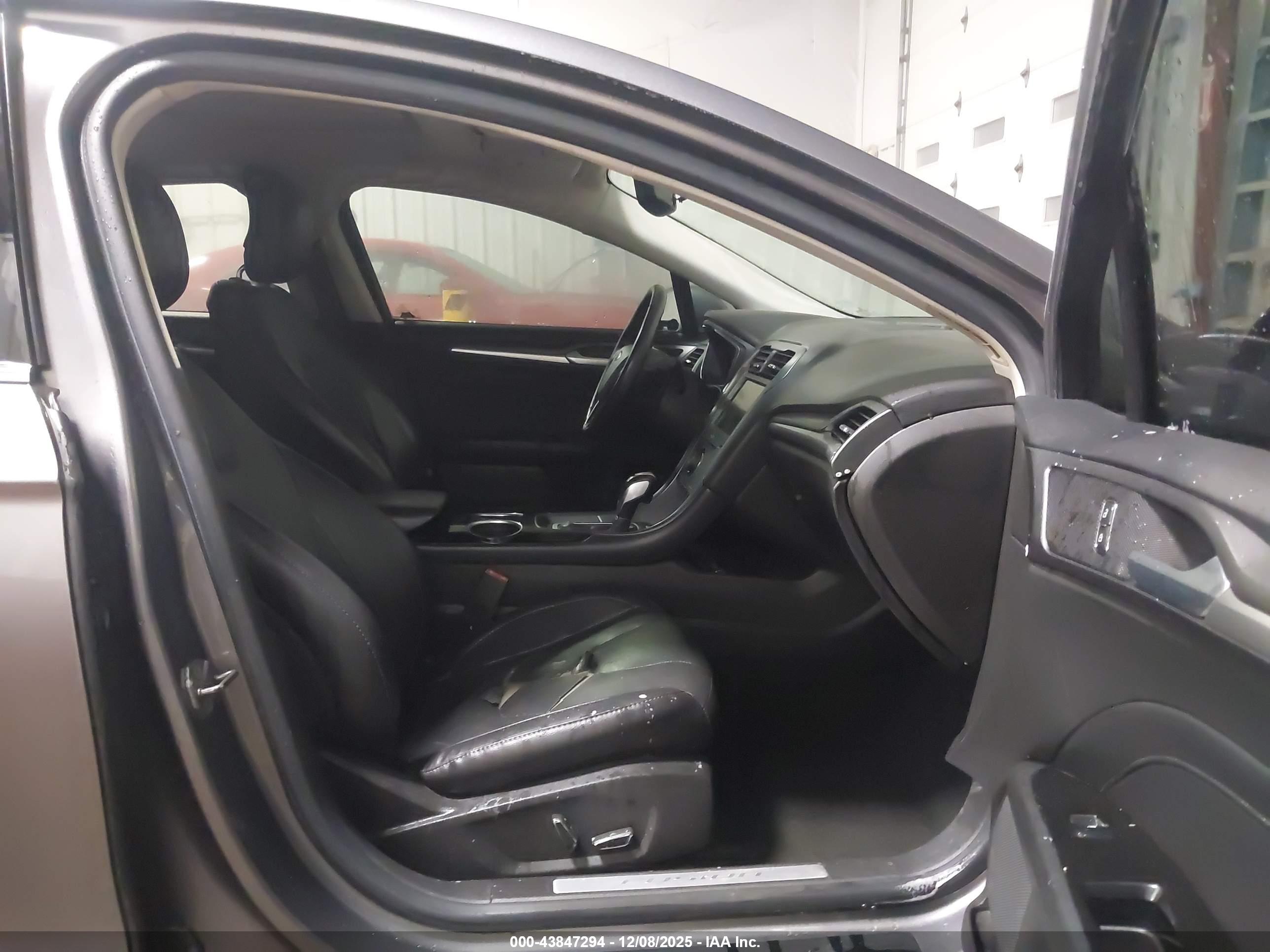 FORD FUSION image 5
