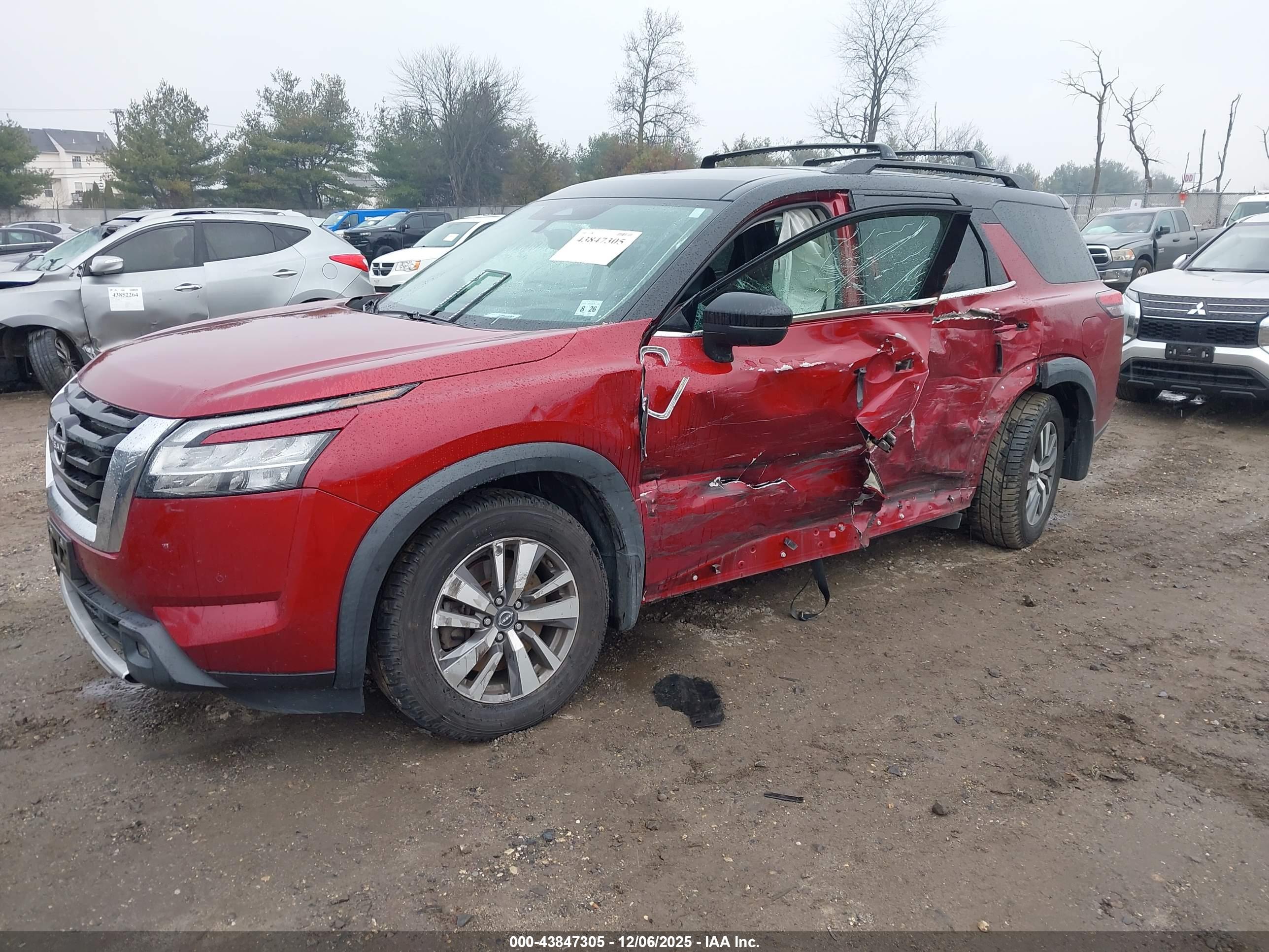 NISSAN PATHFINDER image 2