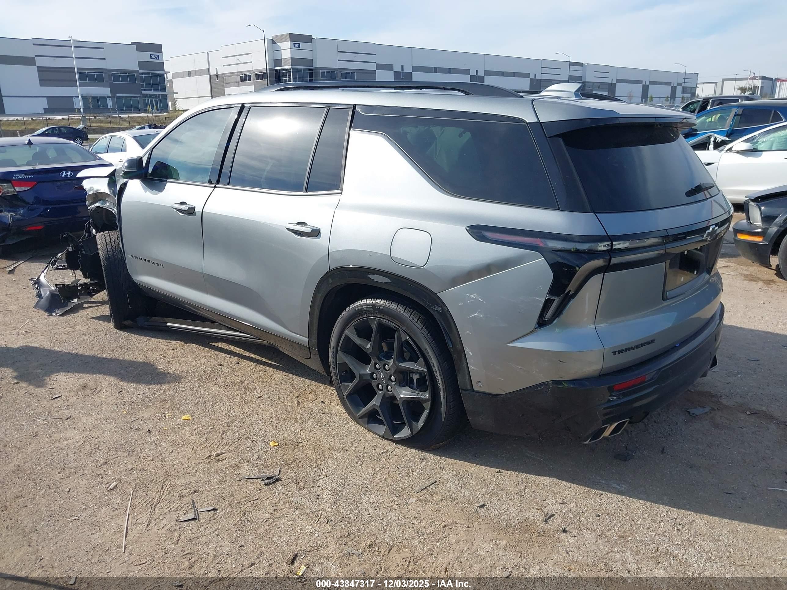 CHEVROLET TRAVERSE image 3